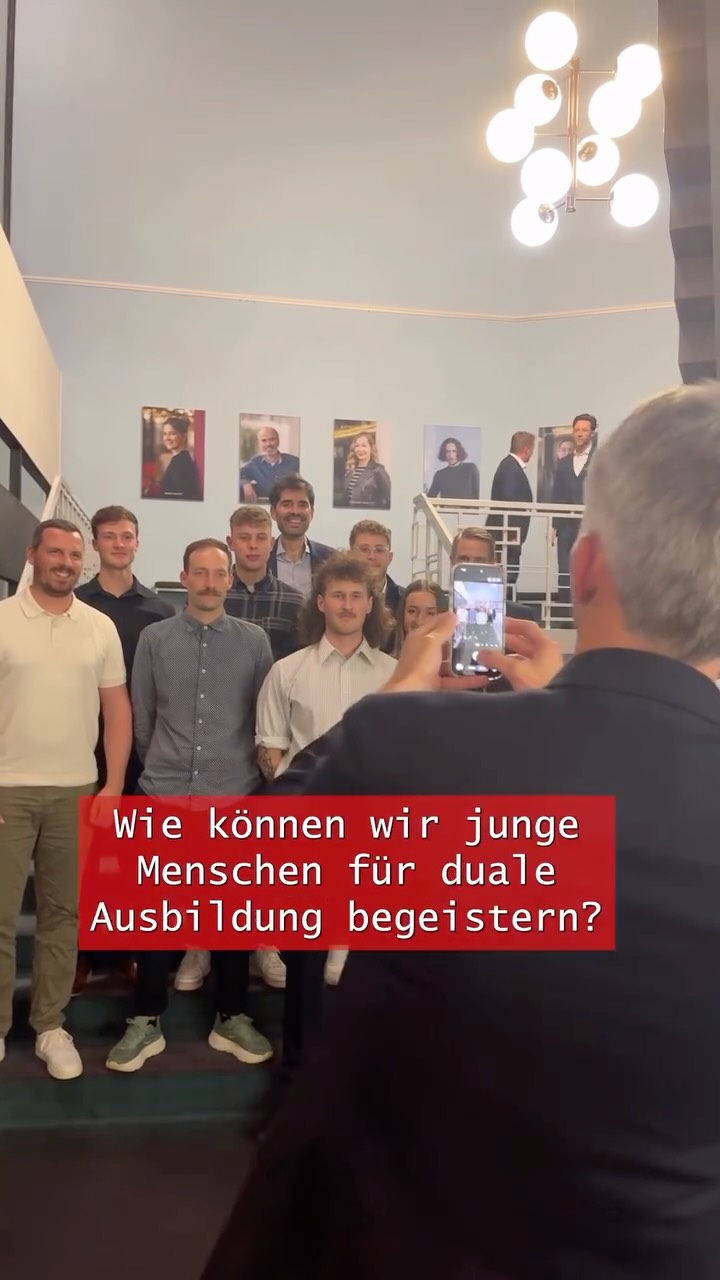 Duale Ausbildung? Made in Germany.🇩🇪
Denn diesen Schatz gibt es so nur bei uns. Ihn will ich weiter stärken. Denn sie stellt einen starken Beginn für eine erfolgreiche Berufslaufbahn und ein selbstbestimmtes Leben. Und so stärken wir unser Rückgrat der Wirtschaft von morgen.
Daher habe ich diese Woche gern bei der IHK Trier im Theater Trier und bei der IHK Rheinhessen in Mainz die Besten geehrt. Denn sie haben Höchstleistung gebracht, verdienen große Anerkennung und sind beste Botschafter:innen für duale Ausbildung. Gemeinsam mit den Berufsbildenden Schulen, den Betrieben und den Kammern gehen wir hier weiter voran. Danke dafür und Glückwunsch an alle.
#dualeausbildung #wirtschaft #bestenehrung #ihk #ihktrier #ihkrheinhessen #theatertrier #bildung #sventeuber #trier #mainz