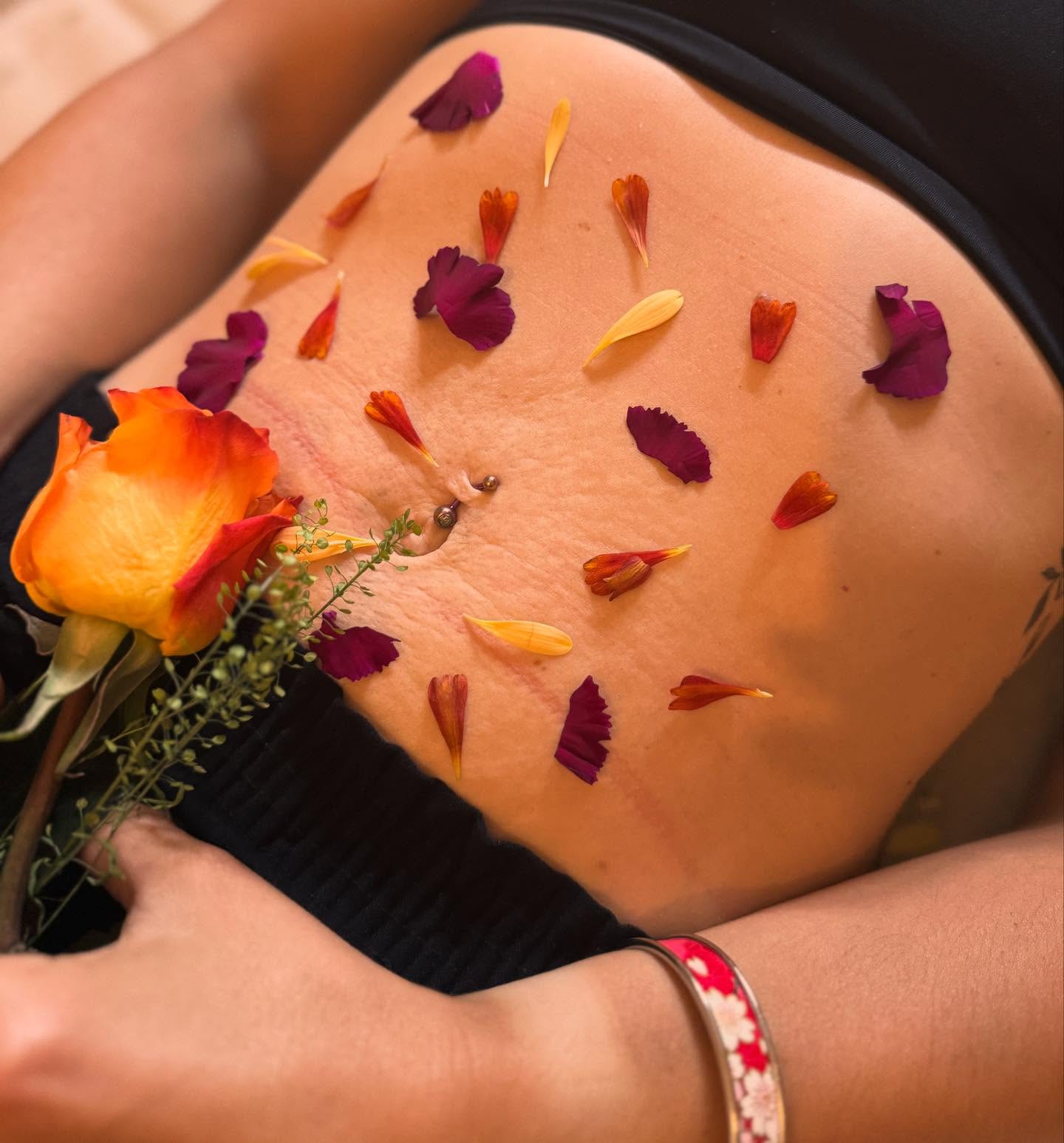 Tu portes dans ton ventre et ton utérus des mémoires qui t’empêchent d’être libre et souveraine ✨
Le ventre et l’utérus ne sont pas seulement des organes physiques, mais aussi des espaces de mémoire émotionnelle et énergétique.
Ils peuvent contenir les traces de traumatismes personnels, transgénérationnels ou collectifs (liés à la féminité, à la sexualité, à la maternité, etc.).
Le travail de libération consiste alors à reprendre contact avec son corps, à guérir ces mémoires.
Des expériences douloureuses ou des conditionnements sociaux peuvent s’exprimer à travers des tensions corporelles, des troubles menstruels ou une difficulté à se relier, s’ouvrir et aimer son corps.
Le travail thérapeutique et énergétique va t’aider à mettre en mots et en mouvement ces mémoires pour retrouver un sentiment de liberté intérieure 🌹
#FémininSacré #GuérisonUtérine #MémoiresCellulaires #CycleFéminin #SouverainetéFéminine #Reconnexion #FemmesConscientes #endometriose #sopk #infertilité #menstruations #déséquilibres #douleursmenstruelles #spm #fibromes #santefeminine #santegynecologique #faussecouche #devenirmaman #tomberenceinte #amourdesoi #massage