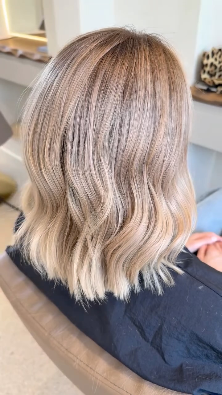 Press play ➡️ for a blonde bombshell moment 💁🏼♀️✨
Started with roots, ended with rich girl energy. 💅🏼
This glow-up isn’t just hair — it’s a whole mood shift.
Creamy Blonde era: officially activated. 🔥💛
#BlondeReelness #FromDrabToFab #GlowUpInMotion #HairFlipSeason #wilmslow #blonde #blondespecialist #wella #hairdresser