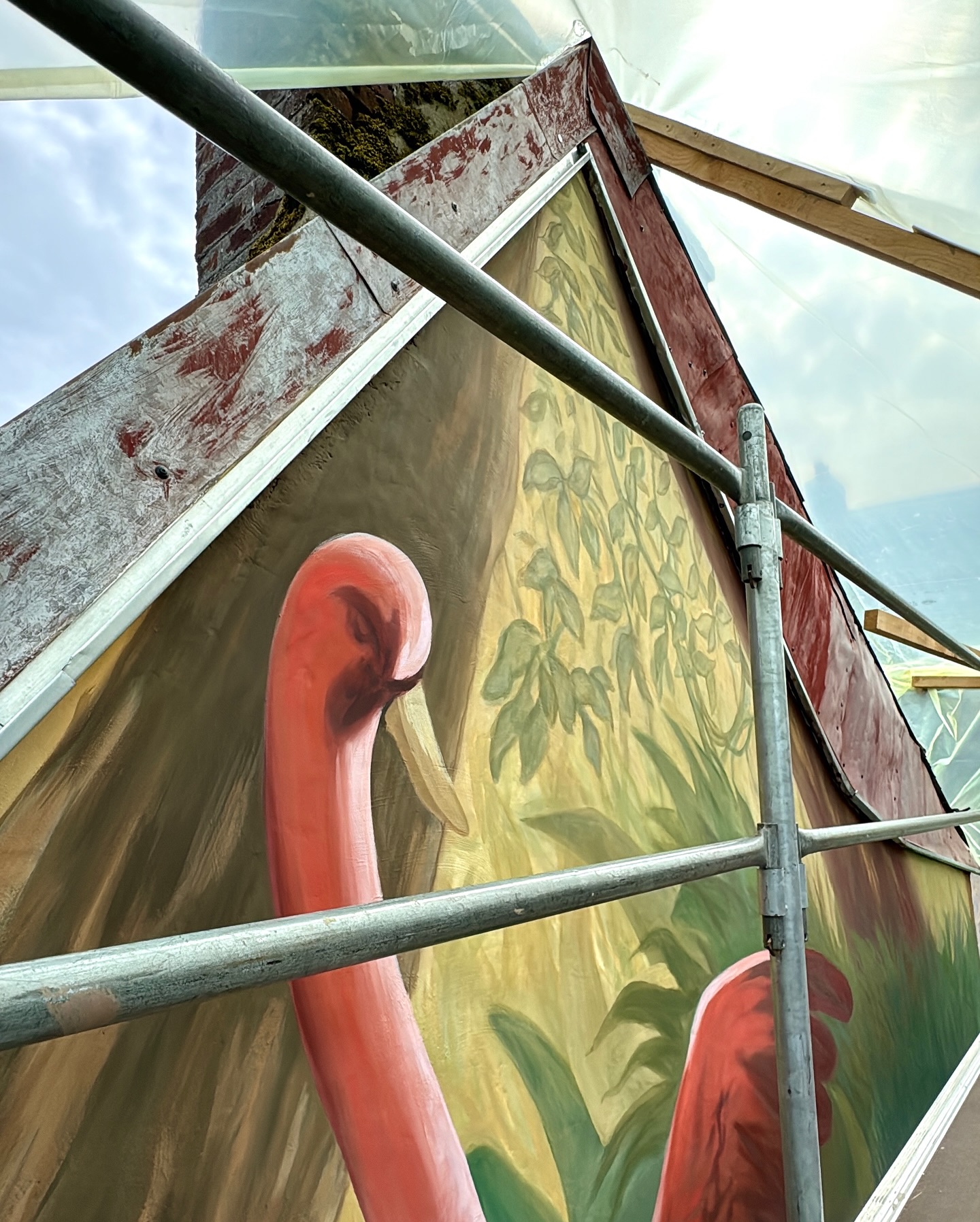 La tête du flamant rose à 10m du sol
Première fresque du parcours mural « Les Fresques Sauvages », inspirée du patrimoine textile local.
Août 2025 – Aubusson (Creuse)
Projet porté par @lesfresquessauvages, en collaboration avec @delphine.ciavaldini, initié par elle-même, avec le soutien de la Ville d’Aubusson
Visuels issus de détails de cartons de tapisseries, courtoisie du Musée du Carton de Tapisserie d’Aubusson
#MuseeDuCarton #Aubusson #Patrimoine #Fresque #LesFresquesSauvages #Peinture #Façade #ArtLife #Painting