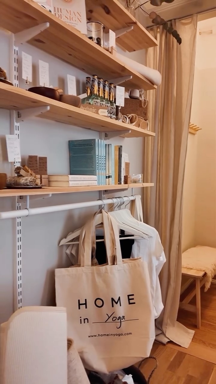 Nu är jag, Valeria och yogamattan TerraLuna på vift igen! ✨ Välkommen in till @homeinyoga!
Alltså vilken mysig yogastudio! Det känns att de har lagt ner sin själ och sin kärlek i denna studio ♥️ det är @petrawireklint och @jennyberglundcastro som driver studion sen april i år.
Det är en liten studio så yogashalan är inte så stor men man får plats med flera mattor och det känns verkligen som att komma hem. Det finns te i köket för alla som kommer och många hänger kvar efter klassen för att prata om livet.
Rekommendera starkt att ta sig dit och prova någon av deras klasser.
Berätta GÄRNA om du varit här och yogat och om dina upplevelser 🫶🏼✨
#aikitastudio #yogastockholm #yogamatta #yogainspiration #yoga #kvinnocirkel