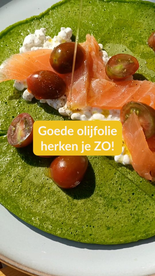 Goede olijfolie herken je niet aan de kleur, maar aan de geur en smaak. Dus gebruik je zintuigen.
Extra vierge olijfolie is puur sap van knetterverse olijven — bij Oleef worden ze binnen een paar uur na de oogst geperst! Dat proef je.
Waar zoek je naar met je neus en tong?
🎯 Fruitig: appel, tomaat, banaan
🌿 Groen: versgemaaid gras, basilicum, artisjok
🟢 Bitter is beter, en gezonder ook!
🔥 Pepertje: lichte kriebel in je keel
Bitter en peper komt door polyfenolen: de gezonde superhelden van olijfolie. Antioxidanten die o.a. ontstekingen in je lijf remmen!
Dus, gebruik je neus, tong en keel: die liegen niet! (Het etiket vaak wel 🤓).
Proef het verschil zelf → Oleef.nl
Zon in ’n blikje. 🌞
#oleefsmakelijk #extraviergeextralekker #kwaliteitolijfolie #olijfolie #oliveoil #foodie #healthyfats #cookinginspiration #versvanhetland #koudgeperst #polyphenols #fromgrovetobottle #realfood #lekkereten #nlfoodies