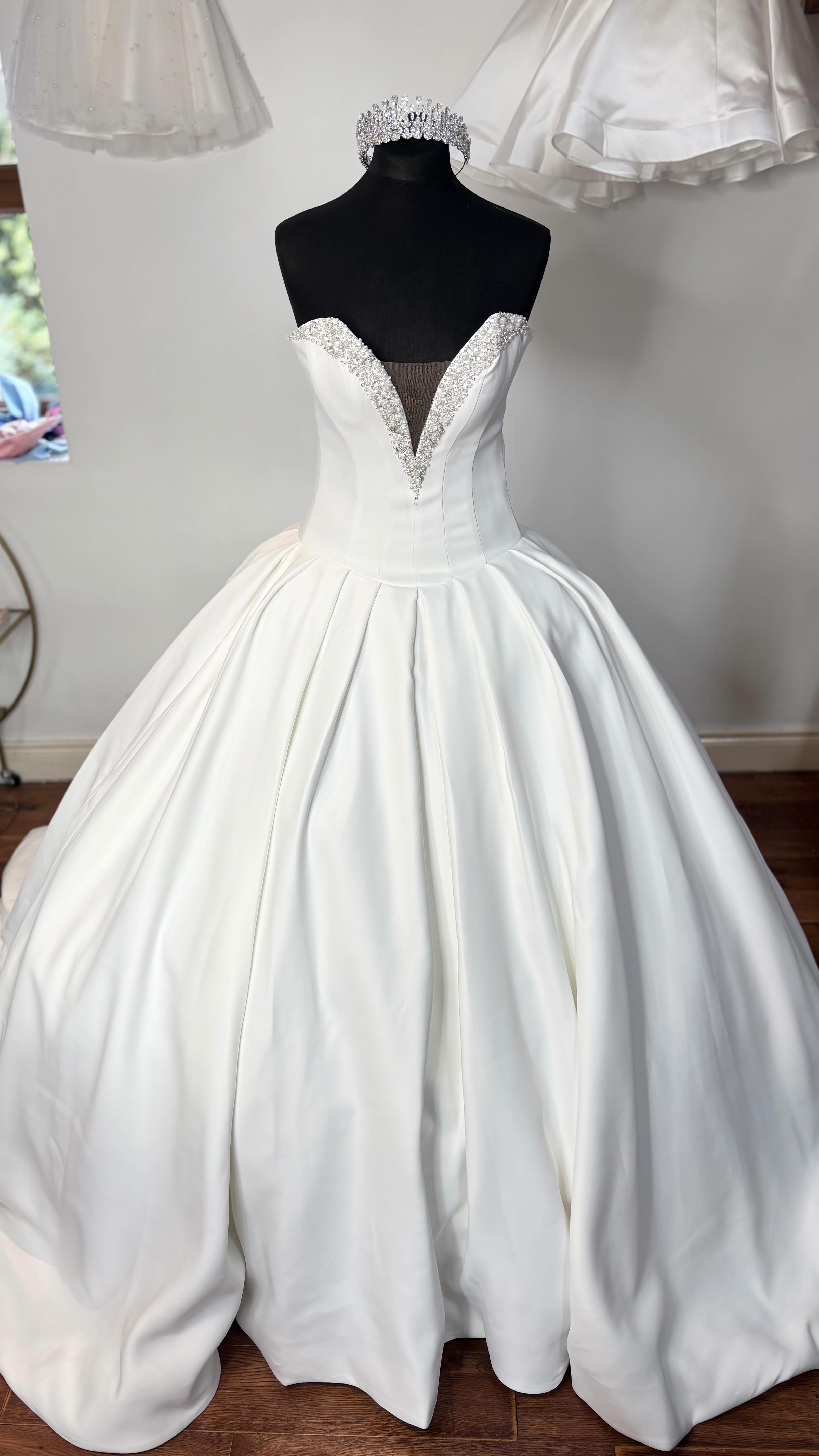 Timeless 💎 Book your appointment now on our website. #weddingdress #gown #traveller #bride