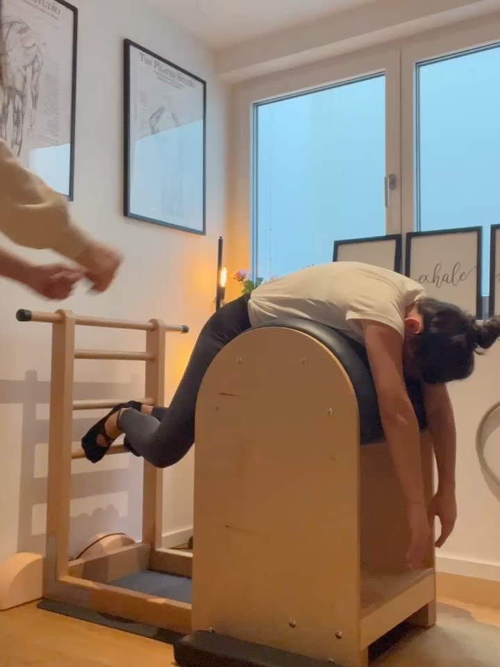 Pilates changes you — not just how you move, but how you feel.
It teaches patience, awareness, and strength that comes from within.
🤎 Choose quality, choose intention, choose yourself.
If you’re in Munich, I’d love to have you in class!
#pilates #pilatesteacher #pilatesinstructor #classicalpilates #contrology #joepilates #homestudiomunich #pilatesmunich #PilatesMotivation #ClassicalPilates #MunichFitness #PilatesLifestyle