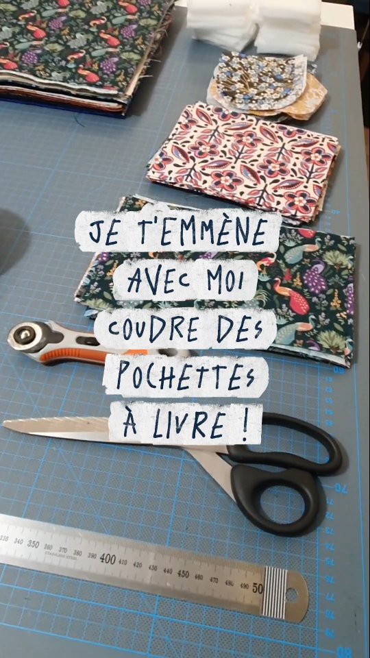 ✨ Aujourd’hui, je vous emmène dans les coulisses de l'atelier direction la fabrication de mes pochettes à livre — ces petites merveilles qui protègent vos romans, carnets et marques pages préférés dans tous vos trajets.
Entre le choix des tissus, le rabat aimanté et la poche compartimentée cousue avec soin, chaque étape est pensée pour offrir un écrin doux et pratique à vos lectures du moment. Ces pochettes feront, à coup sur, fondre le cœur de n’importe quel mordu de livre en décembre.
Un cadeau utile, original, artisanal… et tellement attentionné.
Bref : le cadeau parfait pour Noël qui approche 😉
💜 La bonne nouvelle c'est qu'elles seront disponibles sur tous mes marchés de créateurs de décembre
Et toi laquelle tu préfère?
