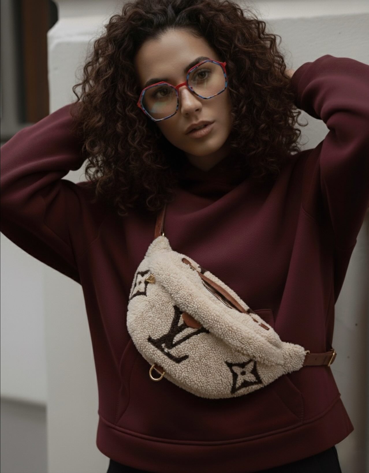 Burgund to kolor, który nie prosi o uwagę — on ją dostaje.
Idealny dla tych, którzy lubią wyglądać dobrze bez zbędnego wysiłku.
@idtokyo_eyewear ❤️ glasses
Czy lubisz wygodne stylizacje ?!