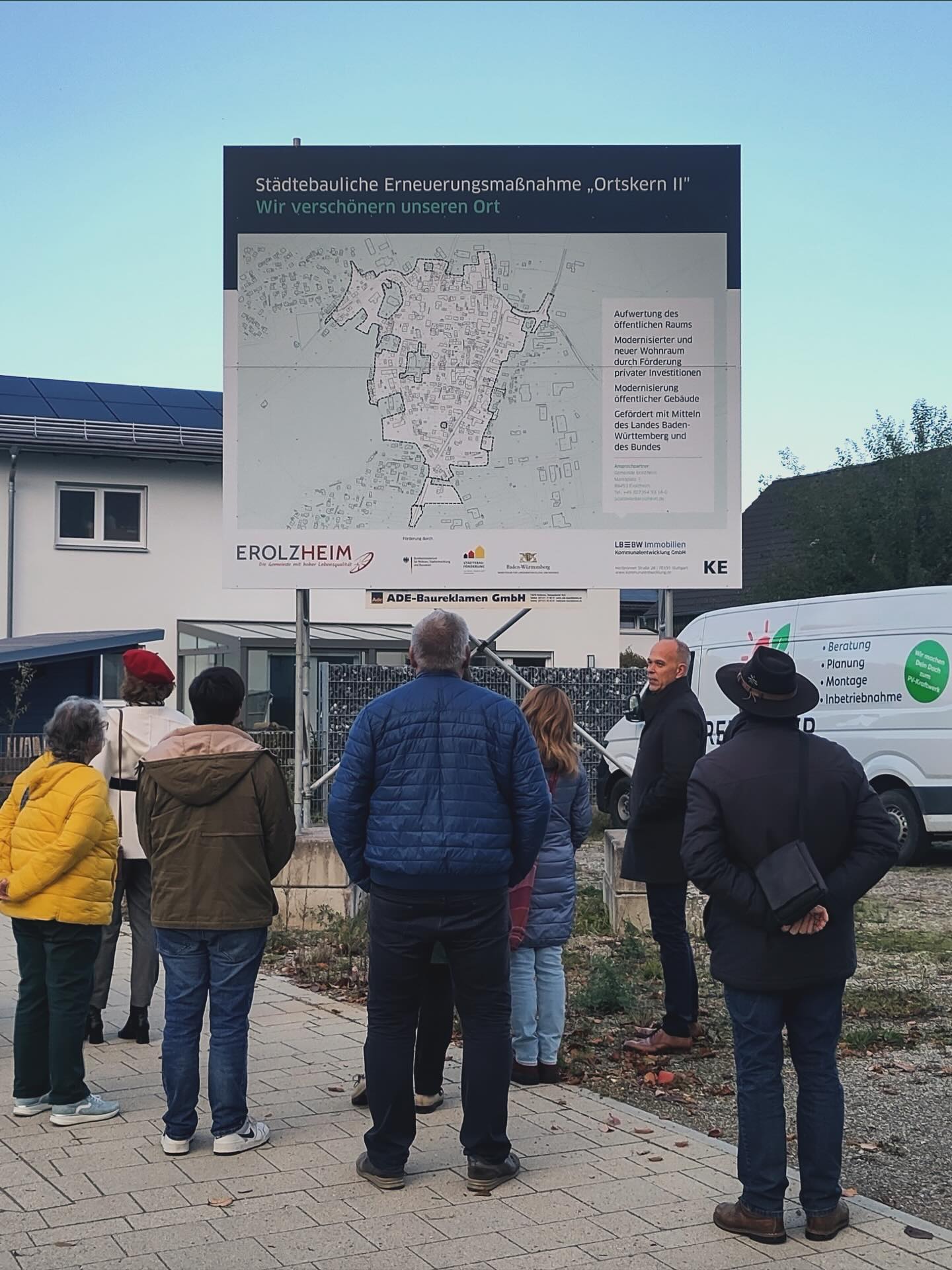 Interessante Einblicke in die Dorfentwicklung 👀
Eine Ortsbegehung im Rahmen der Reihe „Ein offenes Ohr für die Bürger“ in Erolzheim brachte Mitglieder des SPD Ortsvereins Ochsenhausen-Illertal, Bürgermeister Jochen Ackermann, Gemeinderatsmitglied Stephan Högerle und BürgerInnen zusammen.
Beim rund zweistündigen Rundgang durch die Gemeinde erfuhren die Teilnehmenden in sehr anschaulichen Erzählungen des Bürgermeisters welche Anstrengungen notwendig sind, um ein Landgemeinde wie Erolzheim mit seinen 3400 Einwohnern voranzubringen. 💪🏼
So entstanden im Rahmen der Dorfsanierung eine neue Mitte mit großem Kreisverkehr, über 80 Wohneinheiten im Neu- und im sanierten Altbau und ein komplett neues Abwassermanagement, um möglichst gut für zukünftige Starkregenereignisse gerüstet zu sein. ☔️
Außerdem wurden betreute Wohnformen für Senioren geschaffen und sogar ein Bouleplatz realisiert. Die dafür notwendigen hohen Investitionen wurden u.a. durch Zuschüsse des Landes und Bundes über unterschiedlichste Fördertöpfe möglich und über die letzten 1o Jahre realisiert.
Gegen Ende des Rundgangs bedankte sich der Vorsitzende des SPD Ortsvereins Andreas Heinzel sehr herzlich bei den Herren Ackermann und Högerle für die Führung und man begab sich noch zum gemeinsamen Ausklang in die Pizzeria Da Fausto. 🍕