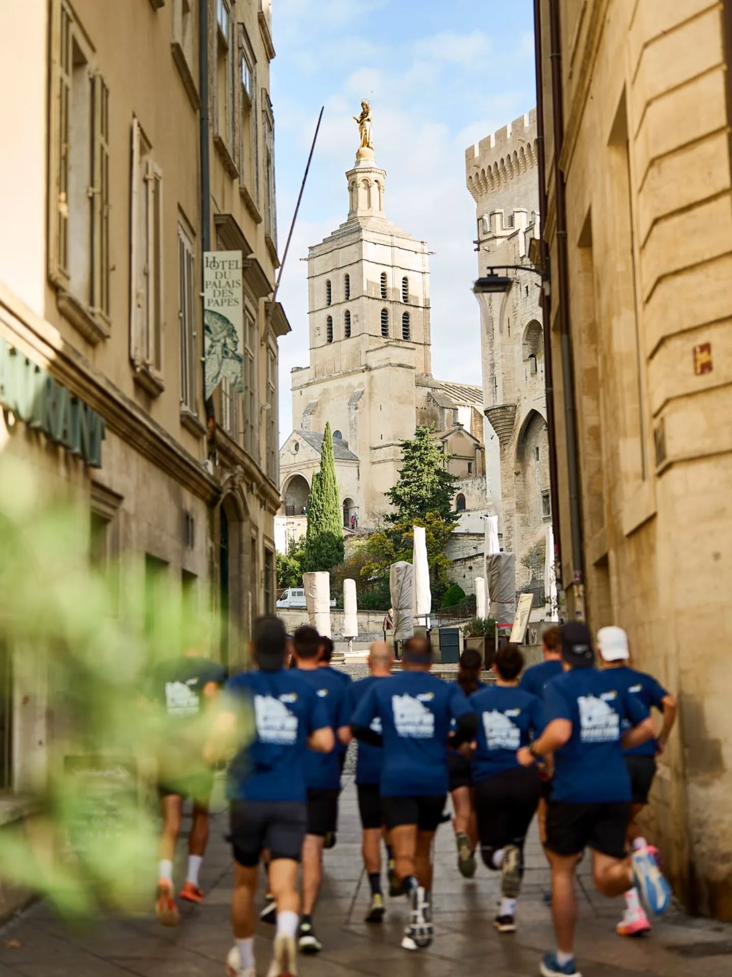 😍 La beauté de la @villedavignon 🤌
⏳️ On dévoile l'identité de notre premier partenaire la semaine prochaine 🙌
👉 En attendant, il est encore temps de réserver votre dossard sur @finishers_off : https://www.finishers.com/book/event/89Q2F
📸 @drozphoto
#Avignon #AvignonMarathon #MarathonAvignon