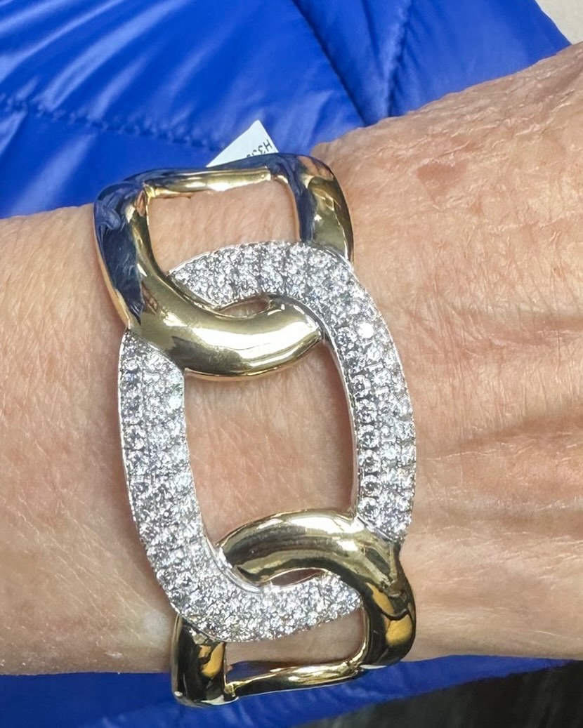 Knotted cuff featuring fine diamonds set in 18k gold.#diamondcuff #jewelrylover #instamood #holidays #holidaygiftideas #virałpost #alperjewelry