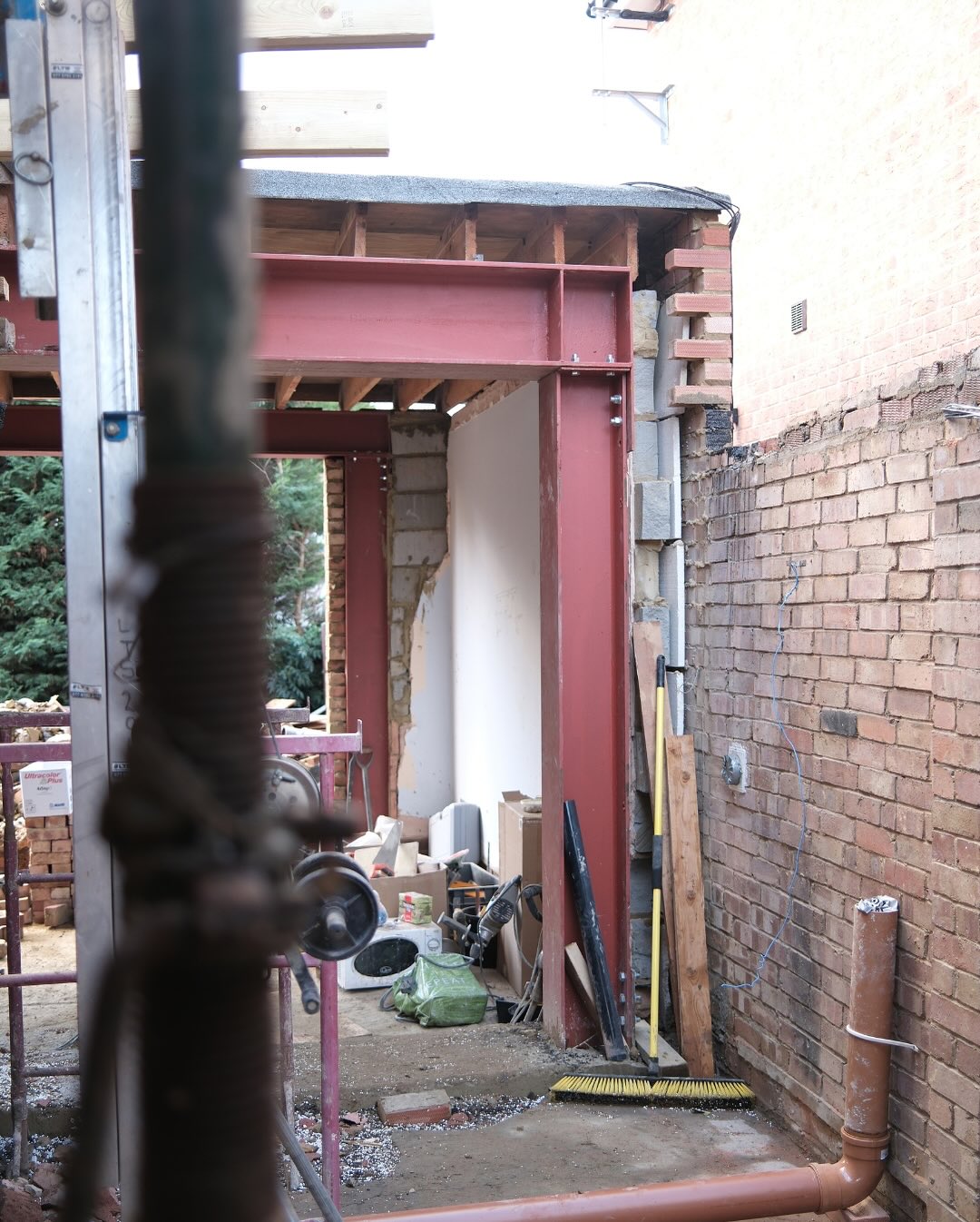 Final steels installed at our Edgware project, marking the completion of all structural works - with the build now progressing three weeks ahead of schedule.
SOHO Developments | High-end residential extensions, loft conversions & full refurbishments