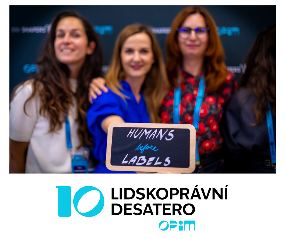 🎉Slavnostní podpis Lidskoprávního desatera
Jako SEMwell jsme podepsali Lidskoprávní desatero – závazek, který pro nás znamená víc než formální podpis.✨
Je to potvrzení hodnot, které v naší práci dlouhodobě žijeme: rovnost, respekt, bezpečí, inkluze a důstojnost pro každého.
Věnujeme se duševnímu zdraví, wellbeingu, vzdělávání, práci se školami, firmami i komunitami.🌈
Desatero posiluje to, co je už dávno součástí našeho přístupu.
🍀Zavazujeme se k 10 klíčovým oblastem:
Důstojnost
Prevence
Zdravotní znevýhodnění
Věk
Přístupnost a férovost
Genderová rovnost
Duševní zdraví
LGBTIQ+ lidé
Flexibilita
Edukace a osvěta
Děkujeme garantům Desatera:
@opimcz , @Odbor rovnosti žen a mužů Úřadu vlády, vládní zmocněnkyně pro lidská práva @klaralaurencikova, Česká spořitelna.
Těší nás být součástí iniciativy, která podporuje spravedlivé a inkluzivní prostředí pro všechny.
👉Více: opim.cz/desatero
#diverzita #LidskopravniDesatero #HumanRights #DEI #semwell #wellbeing #bezpeciprozvsechny