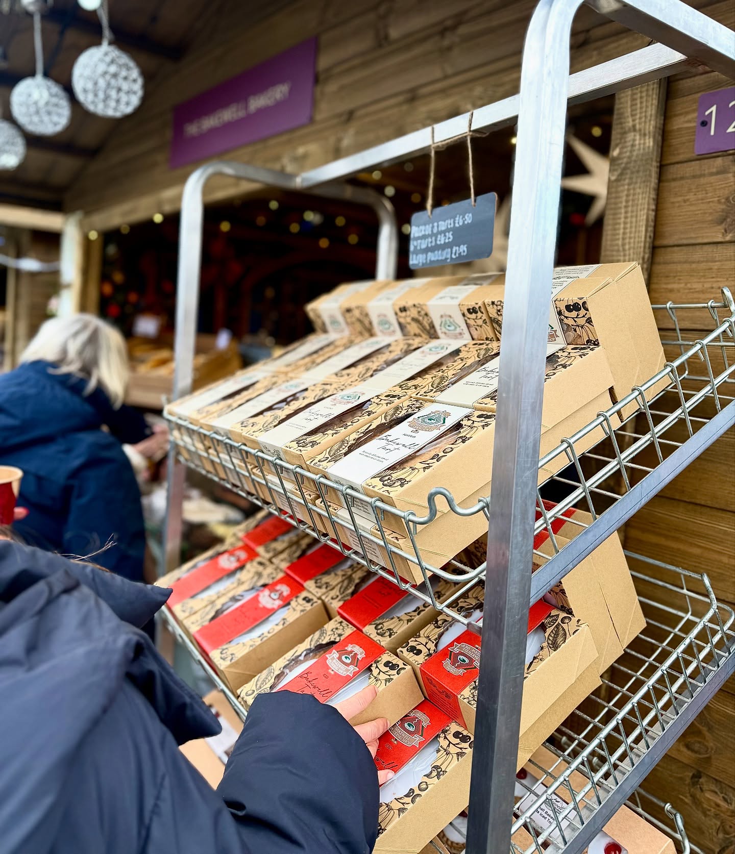 Do you prefer a flaked tart or iced tart?😋💫
#chatsworthchristmasmarket #puddingshop #bakewellpuddingshop #chatsworth #icedtart #flakedtart #visitpeakdistrict #peakdistrict #derbyshirelife #derbyshifelifestyle #bakewelltart