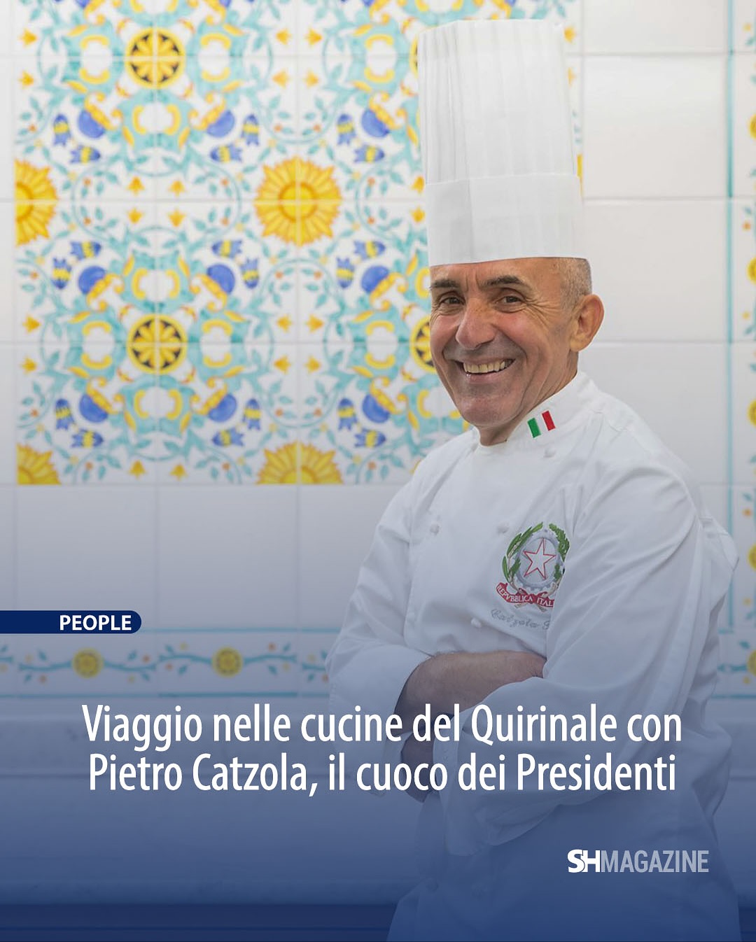 🍽️🇮🇹 Tra i fornelli del Quirinale si nasconde una storia italiana fatta di talento, disciplina e amore per le origini. 👨🍳 Protagonista è Pietro Catzola, cuoco ogliastrino che da Triei è arrivato fino alle cucine più prestigiose della Repubblica, servendo cinque Presidenti e portando con sé i profumi della sua Sardegna. 🌊 Dalla Marina Militare all’Amerigo Vespucci, fino all’incontro decisivo con Francesco Cossiga, ogni tappa del suo percorso racconta un legame profondo con la tradizione e la dedizione al servizio dello Stato. 🌿✨ Tra un risotto alle erbe aromatiche per la Regina Elisabetta e una fregola preparata per le cene di Stato, Pietro Catzola ha trasformato la cucina in diplomazia, la Sardegna in identità nazionale. Alla vigilia del suo pensionamento, il cuoco di Triei ha ripercorso insieme a Chiara Medinas una vita spesa tra fornelli e incontri indimenticabili, protagonisti di un racconto che profuma di mare, memoria e identità. 👉 La storia continua su SHmag.it 🍽️🇮🇹 Tra i fornelli del Quirinale si nasconde una storia italiana fatta di talento, disciplina e amore per le origini. 👨🍳 Protagonista è Pietro Catzola, cuoco ogliastrino che da Triei è arrivato fino alle cucine più prestigiose della Repubblica, servendo cinque Presidenti e portando con sé i profumi della sua Sardegna. 🌊 Dalla Marina Militare all’Amerigo Vespucci, fino all’incontro decisivo con Francesco Cossiga, ogni tappa del suo percorso racconta un legame profondo con la tradizione e la dedizione al servizio dello Stato. 🌿✨ Tra un risotto alle erbe aromatiche per la Regina Elisabetta e una fregola preparata per le cene di Stato, Pietro Catzola ha trasformato la cucina in diplomazia, la Sardegna in identità nazionale. Alla vigilia del suo pensionamento, il cuoco di Triei ha ripercorso insieme a Chiara Medinas una vita spesa tra fornelli e incontri indimenticabili, protagonisti di un racconto che profuma di mare, memoria e identità. 👉 La storia continua su SHmag.it
