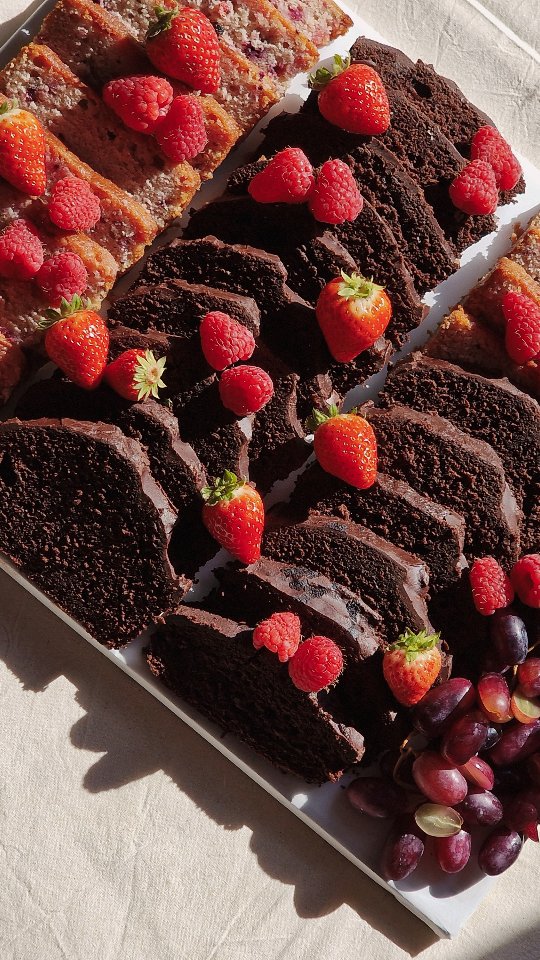 Golden hour + cake slices = autumn perfection. 🍂✨
#edinburghcatering #eventcatering #cakeplatters #corporatecatering #edinburghprivateevents #edinburghevents
#edinburghevents