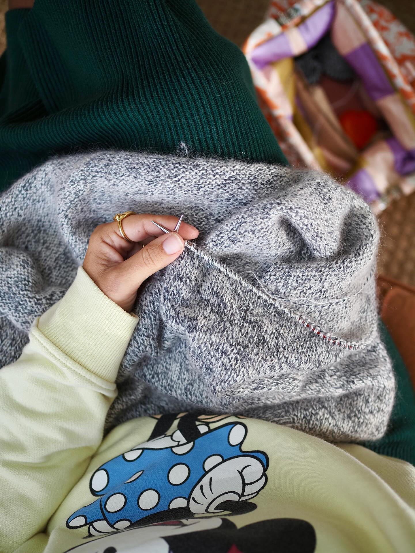 J’ai fait les finitions d’emmanchure et d’encolure. Il me reste le corps à dérouler et mon slipover//débardeur CEZANNE sera fini.
La fiche contient la version gilet et le pull sans manche. Comme ça vous pouvez faire les deux 😁
🐿️ Retrouvez La Fiche tricot en 10 tailles en français et en anglais sur Ravelry et www.AtelierEmilie.com
Fils . Twist et kms couleur Pépètes @yarnbysimone
.
.
#atelieremilie #ateliermiliedesigns
#knitting #knitweardesigner #mohairaddict
#tricotété #summerknitting knit knitting knitter
#tricot #strikk tricot #jeportecequejetricote
#cezannebyae #cezannebyae