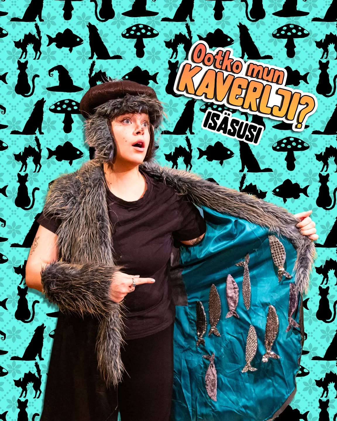 Ootko mun kaverlji? tänään Joensuun Pakkahuoneella, Rantakatu 2b, klo 15! Tervetuloa! Lippuja saa myös ovelta.
Ennakkoliput ja lisätiedot www.vaarapyora.com
Esittelyssä Isäsusi (Nette Turunen):
Rempseä Isäsusi myy torilla pimmeetä silakkaa ja laukoo puujalkavitsejä, joille hekottaa itse äänekkäimmin.
#lastenkulttuuri #lastenteatteri #musiikkiteatteri #teatteri #teatteriakaikille #joensuu #joensuunpakkahuone #eikiusaamiselle