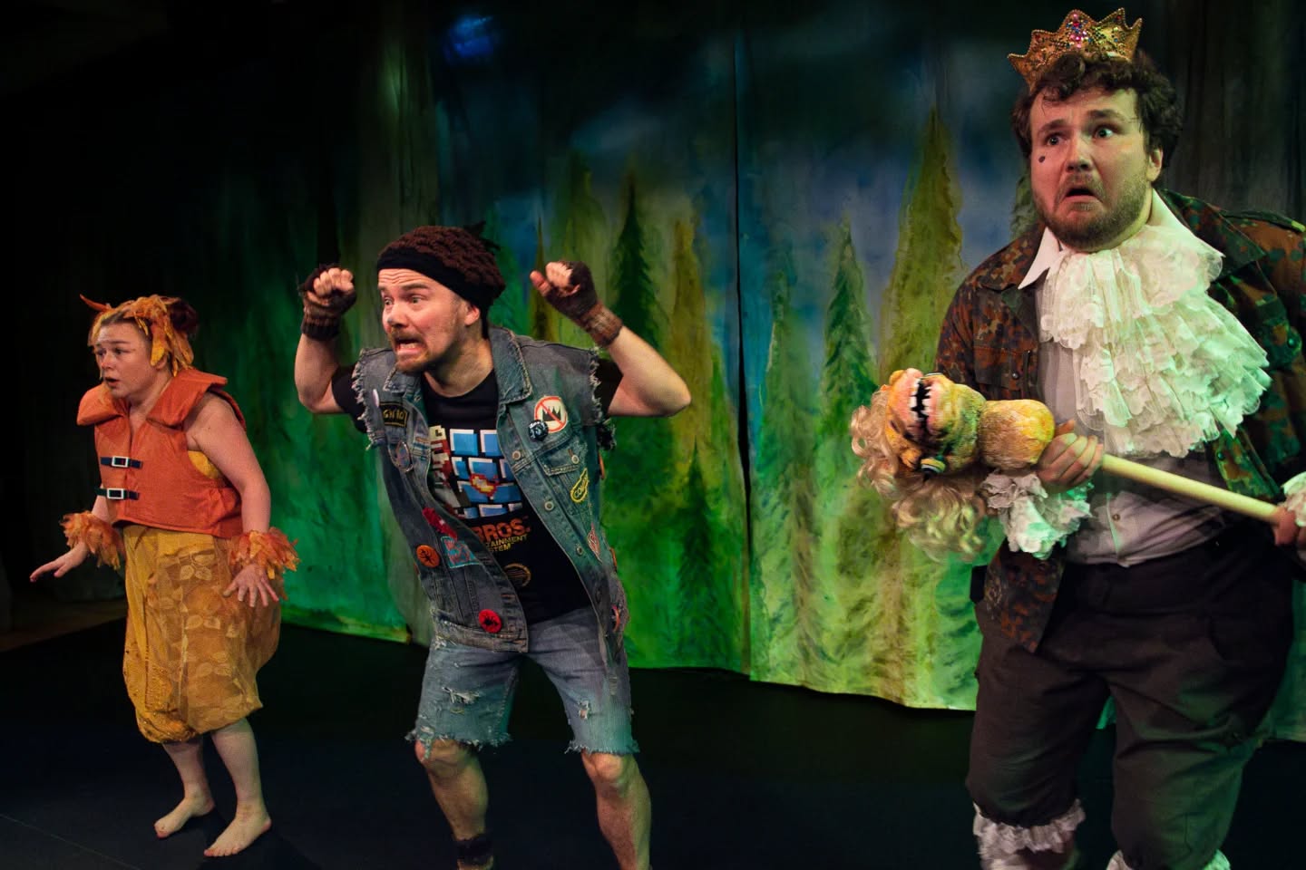 Eilen oli toinen Ootko mun kaverlji-esitys ja mukavasti oli katsojia 😊. Seuraavaksi Kaverljit nähdään ensi sunnuntaina 23.11. klo 13 Pakkahuoneella Valo lastenkulttuurifestareilla. Siellä on muitakin kivoja esityksiä 21.11.-23.11. Ohjelma löytyy www.valolastenkulttuurifestari.fi
#lastenkulttuuri #joensuunpakkahuone #lastenteatteri #musiikkiteatteri #lastenjoensuu #joensuuntapahtumat #interaktiisuus #osallistaminen #vuorovaikutus #forumteatteri #syrjintä #kiusaaminen #hauska #vauhdikas #värikäs