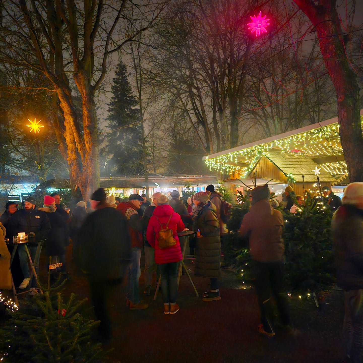 ✨ Ab dem 27.11. öffnet der Biergarten Darmstadt wieder seinen Adventsmarkt! ✨
Bis zum 21.12. erwarten euch wärmender Glühwein, Punsch, Bratwurst, Flammkuchen und eine richtig gemütliche Winteratmosphäre. ❄️🔥
Öffnungszeiten:
📍 Do & Fr: 16:30–21:00 Uhr
📍 Sa: 14:00–22:00 Uhr
📍 So: 14:00–21:00 Uhr
Stöbert durch schöne Geschenkideen bei unseren wechselnden Ausstellern 🎁 und entdeckt unsere Events – alle Termine findet ihr auf unserer Webseite.
Wir freuen uns riesig auf euch und eine wundervolle Adventszeit! ❤️✨