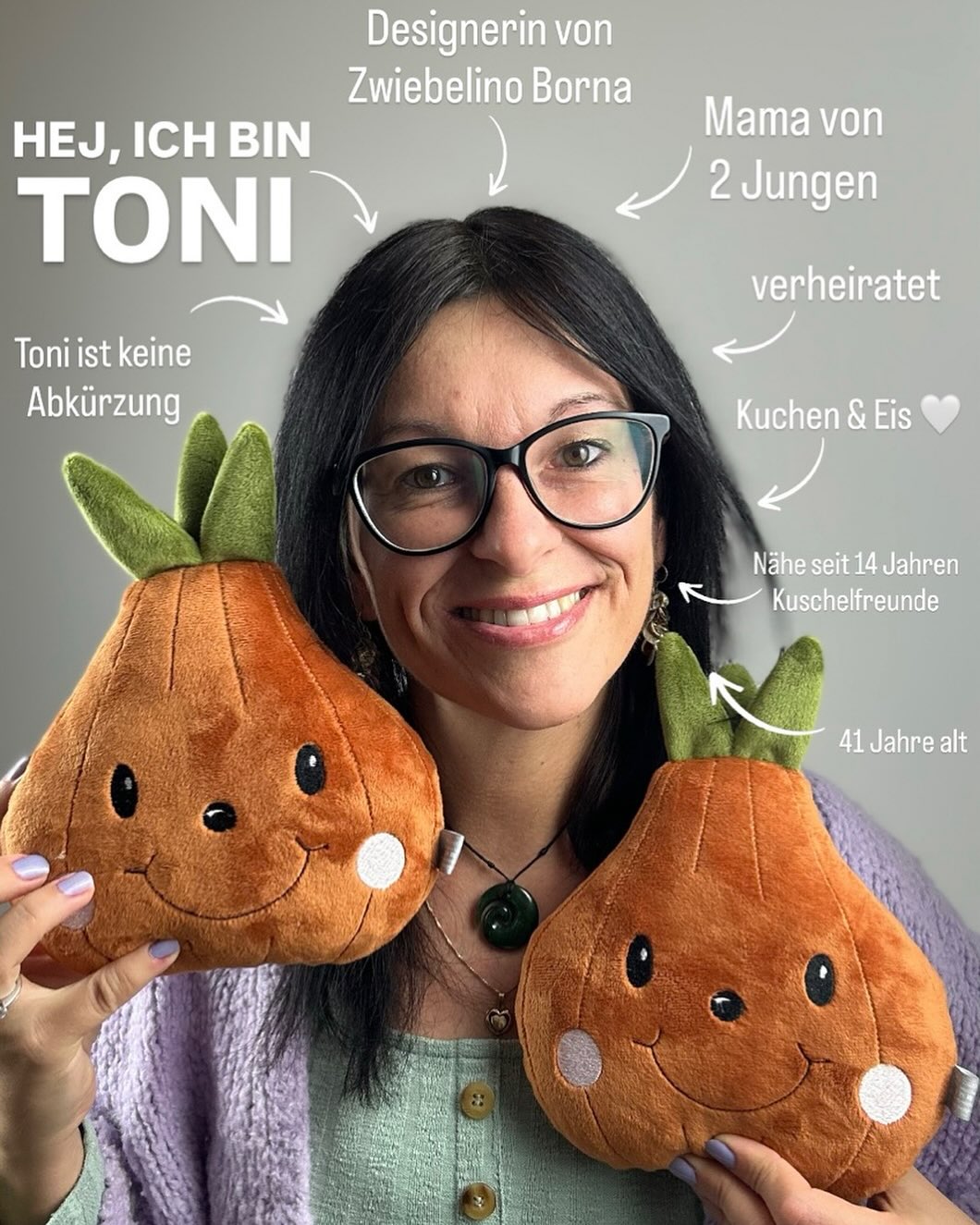 🧅✨ Ich & die Zwiebel – es geht los! ✨🧅
Hej, ich bin Toni
Und nein, Toni ist keine Abkürzung
Ich bin 41 Jahre alt, Mama von zwei Jungs, verheiratet und nähe nun schon seit 14 Jahren Kuschelfreunde – mit ganz viel Herz und Leidenschaft.
Und jetzt ist ein ganz besonderer Moment für mich:
Ich durfte für meine Stadt Borna, die nächstes Jahr ihr 775 - jähriges Jubiläum feiert, das offizielle Maskottchen entwerfen – unser Zwiebelino!
Am Samstag ist es endlich soweit!
Beim großen Bornalino-Event fällt der Startschuss für den Verkauf!
Dort könnt ihr Zwiebelino direkt bei mir kaufen, anfassen, knuddeln und natürlich mit nach Hause nehmen.
Ich freue mich riesig auf euch – auf viele bekannte Gesichter, liebe Worte und hoffentlich ganz viele glückliche neue Zwiebelino-Freunde
#artkdesign #zwiebellinoborna #borna765 #borna #bornalino #handmadewithlove #kuschelfreunde #designausborna #handmade #kuscheltier #zwiebelpower #bornaerliebe #regionalmitliebe #startverkauf #plüschfreunde