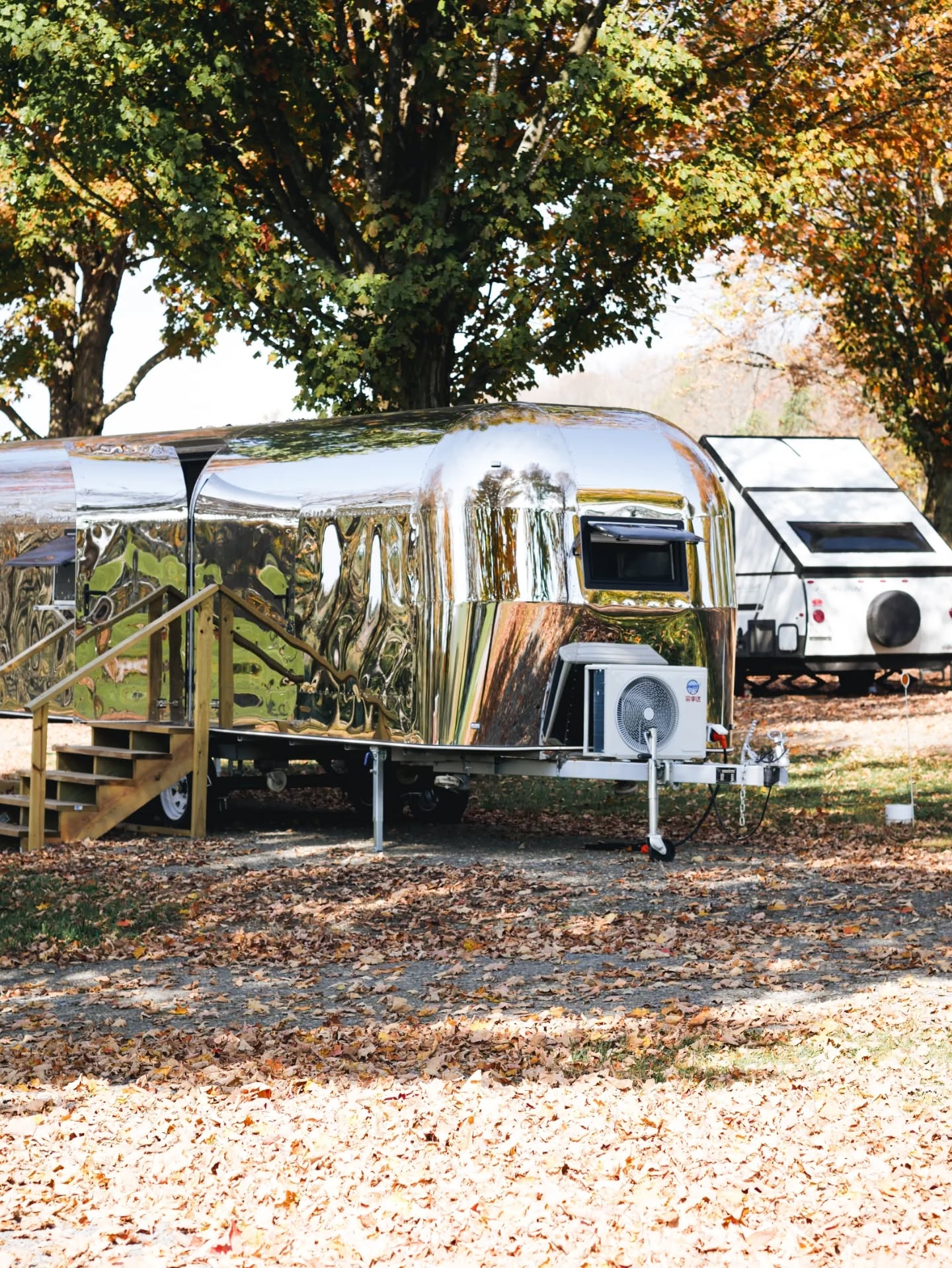 Airstream reflections and a wellness session with @lightpathled at Cooperstown KOA. Where rest meets design, and light becomes its own story.
✧ Full visual journal on eunycekim.com/journal