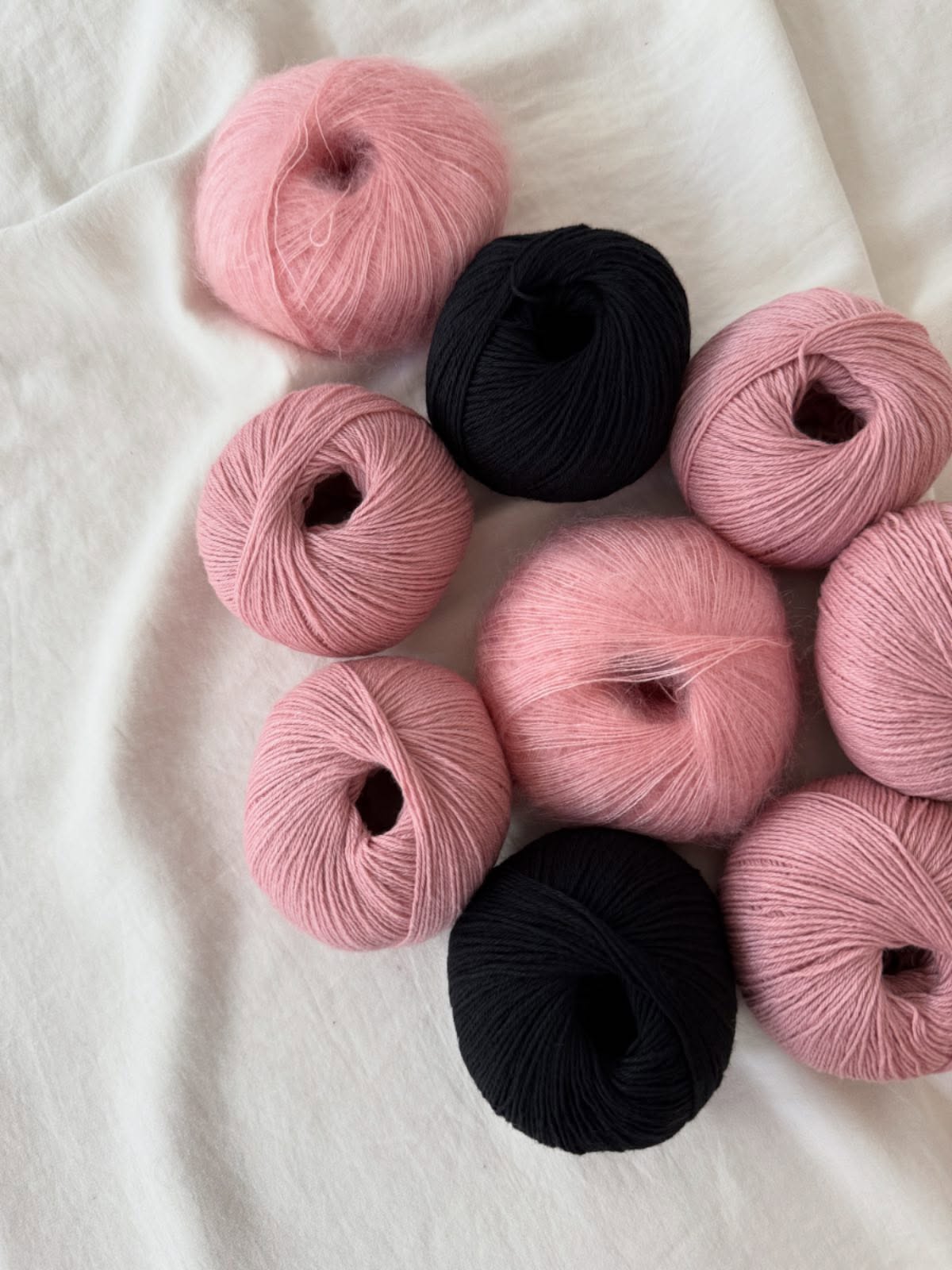 New balls and new ideas (and unfortunately way to less time to start knitting on this project immediately) 😌 I hope to turn these balls into a beautiful striped design as soon as possible 💗
.
Happy Monday to you ☀️
.
.
.
Pattern in progress
.
Yarn: Verona in Altrosa and Schwarz and Premia in Altrosa and Schwarz by @lamanayarns
.
Advertising
.
#lace #laceknitting #stricken #strick #strickenmachtglücklich #strickenmachtsüchtig #strickenistmeinyoga #knitting #knittinglove #knittingaddict #knitknitknit #nevernotknitting #iloveknitting #handmade #slowfashionmovement #diy #diyfashion #knitter #knittersofinstagram #knittersgonnaknit #knitstagram #knitspiration #knittinginstagram #knittingismyyoga #tejer #strikking #tricoter #breien