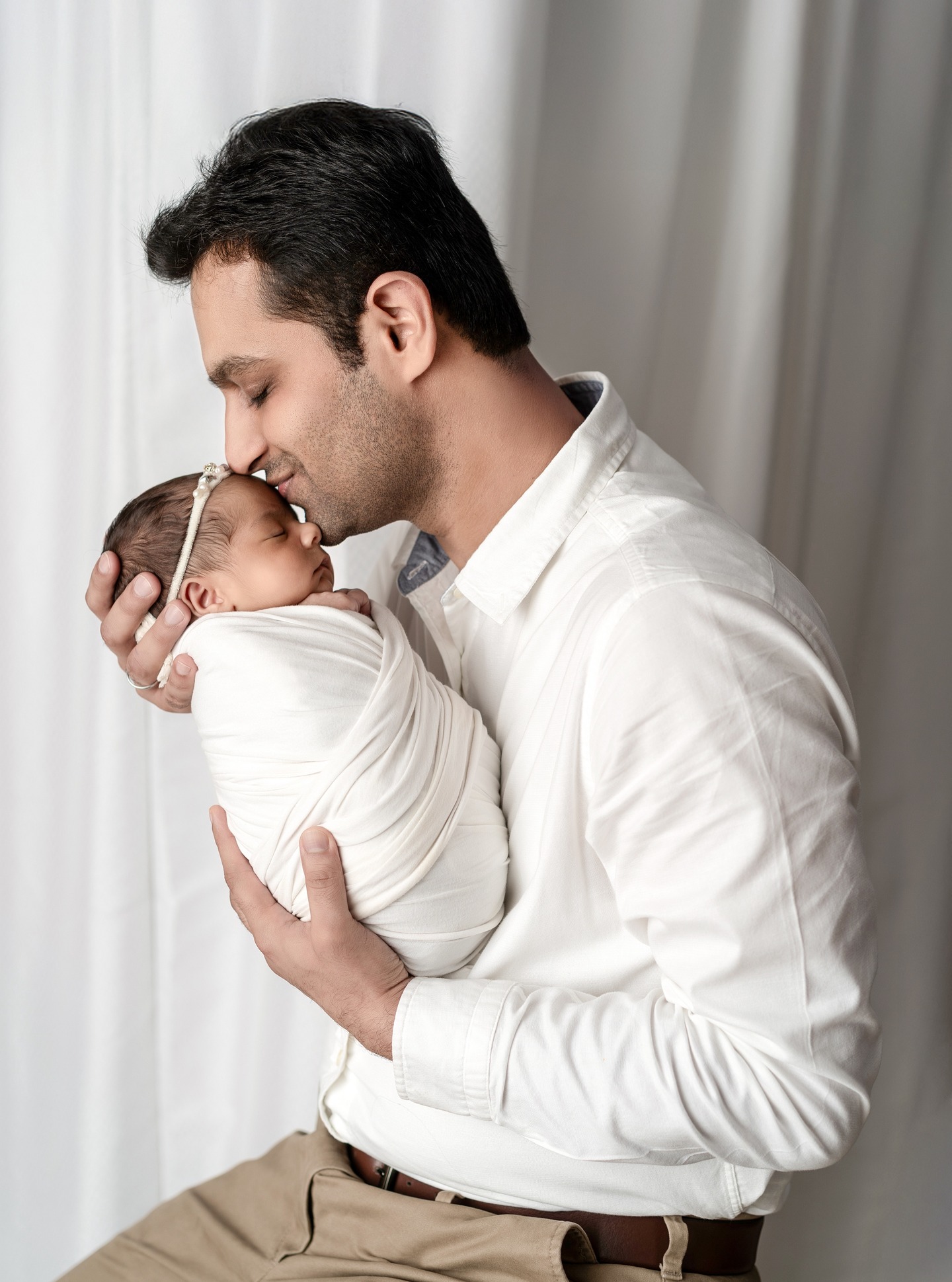 In these tiny hands lies a universe of love — and in every parent’s embrace, a lifetime of blessings begins.” ✨💛
Today, our studio was blessed with this adorable little star, beautifully styled in a Sikh baby look.
The glow on the parents’ faces, the innocence in the baby’s eyes, and the purity of the moment — everything came together like a divine memory.
Because every baby deserves a story that begins with love, light and tradition.
💫We’re here to preserve that story forever.
🎥 Newborn • Family • Home Welcome Shoots
📸 Dheer’s Photography Studio – Bhopal
🌐 Website: www.newbornbabyshoot.com
📷 Location: https://maps.app.goo.gl/b6ANRng4FtAB5yQH6?g_st=ipc
📞Contact: +91 9074666606
✨ Preserving Emotions. Creating Timeless Memories.
#NewbornPhotographyIndia #NewbornBabyShoot #SikhBabyShoot #bhopalweddingShoot #BhopalPhotographer #DheersPhotographyStudio #NewbornSession #MaternityAndNewborn #BabyBoyShootbhopal #StudioPhotographyIndia #FamilyLove #TinyMiracle #LifestyleNewbornShoot #NewbornPortraits #NewbornWithParents #CreativeBabyShoot #BabyShootBhopal #IndianNewbornShoot #NewbornMemories #ParentsAndBabyShoot #BhopalStudio #NewbornPhotographyBhopal #BabyPhotoshootIndia #3dHandFeetcast