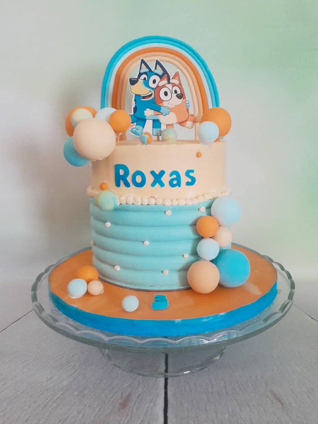 Quand j’ai commencé cette aventure, je savais que je voulais avant tout apporter de la joie (à mes clients, mais aussi à moi-même). Ce que je ne savais pas encore, c’est à quel point ces instants de bonheur allaient me marquer.
Ce week-end, j’ai une nouvelle fois eu la chance de le vivre. 🎂
Une commande pas comme les autres… une de ces histoires qui donnent tout son sens à mon métier.
C’est un petit garçon que je vois grandir, année après année, à travers ses gâteaux d’anniversaire. Ses parents m’ont fait confiance dès le premier, me laissant carte blanche à chaque fois.
Des parents adorables, toujours souriants, et une maman au bord des larmes à chaque livraison.
Voir la joie dans leurs yeux, sentir toute l’émotion d’un moment si simple mais si sincère… c’est ça, la vraie récompense ❤️🙏.
Ces rencontres, ces sourires, ces souvenirs sucrés font oublier tous les doutes, la fatigue et les défis du quotidien. Parce qu’au fond, c’est pour ces moments de pure magie que je fais ce métier.