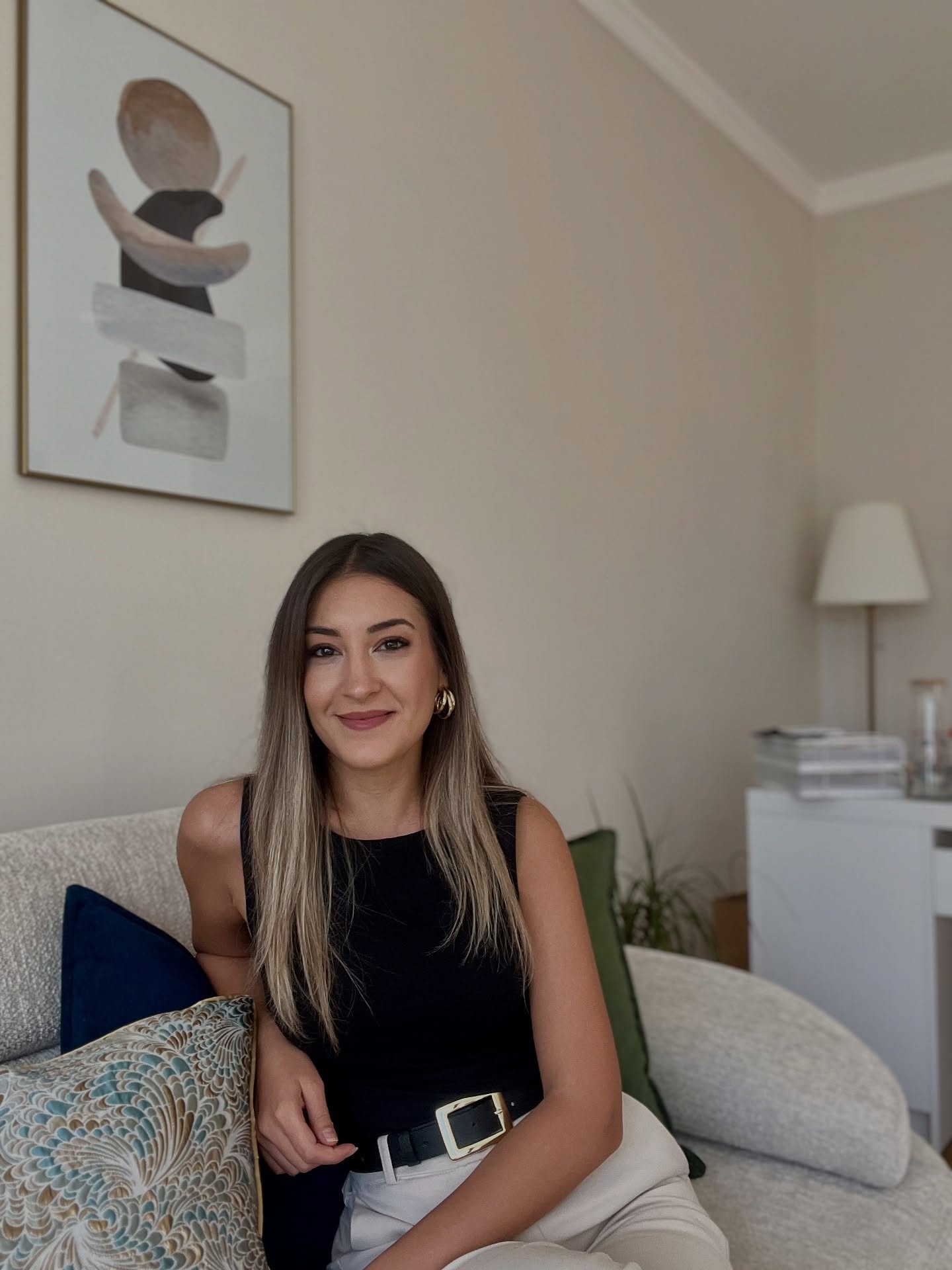 🌱Kendimizi iyi hissettiğimiz, güvende olduğumuzu bildiğimiz yerler sinir sistemimizi yatıştırır. Seanslarda da bazen güvenli yer egzersizleri yaparız. Güvende olduğumuzu, huzurlu hissettiğimizi bildiğimiz yerleri hayalimizde canlandırır, oradayken yasadığımız duygulara alan açmaya, onları içselleştirmeye calışırız.
🌱Burası da benim güvenli yerlerimden biri. Eşlik edebildiğim her yolculuk içimi ısıtıyor. Şu koltuğa oturduğum her seans sonrasında temasın, kurulan bağın ve inşa edilen güven ilişkisinin sıcaklığı kaplıyor içimi. Bugün de o günlerden biriydi. Bir fotoğraf çektik, baktıkça bu hisleri anımsayabileyim diye🩵🫂
#psikoterapi #bilişseldavranışçıpsikoterapi #şematerapi #psikoloji #psikolojikitapları