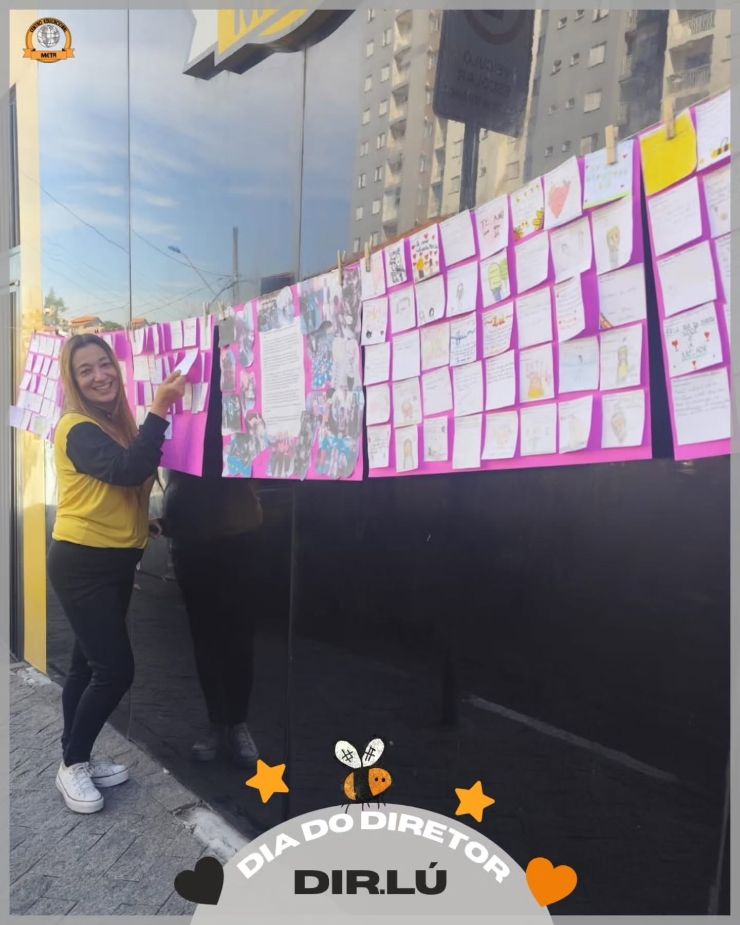 Nossa Diretora Lu: um exemplo de entrega e dedicação à escola
Ser diretora é assumir uma missão que exige responsabilidade, firmeza e coração. É cuidar de cada aluno, de cada detalhe, de cada sonho que nasce dentro da escola. Mas a nossa Diretora Lu vai muito além do que o cargo exige , ela vive a escola todos os dias, como quem faz parte de uma grande família.
Há 34 anos, Lu dedica sua vida a essa nobre função. Corrige cadernos, faz leitura de tabuada com os alunos, acompanha tarefas, orienta, acolhe e ensina. Mantém a ordem e a disciplina com o olhar firme de quem se importa e com o coração doce de quem ama o que faz.
Mas ela também é a primeira a entrar nas brincadeiras, a rir com as crianças, a se fantasiar e dar vida a personagens que encantam os projetos da escola. Está presente em cada detalhe: ajuda na limpeza, organiza festas, arruma salas, acompanha o transporte, prepara surpresas, enfeita os corredores e faz da escola um lugar acolhedor e cheio de vida.
Lu é diretora, professora, amiga, conselheira, artista e até mãe de muitos corações que passam por aqui. Sua dedicação ultrapassa os muros da escola, ela cuida de cada aluno dentro e fora dela, como se cada um fosse parte da sua própria história.
Por isso, hoje e sempre, expressamos toda a nossa admiração e gratidão.
Porque a nossa Diretora Lu não é apenas uma gestora é uma inspiração viva, um exemplo de amor pela educação que jamais será esquecido.