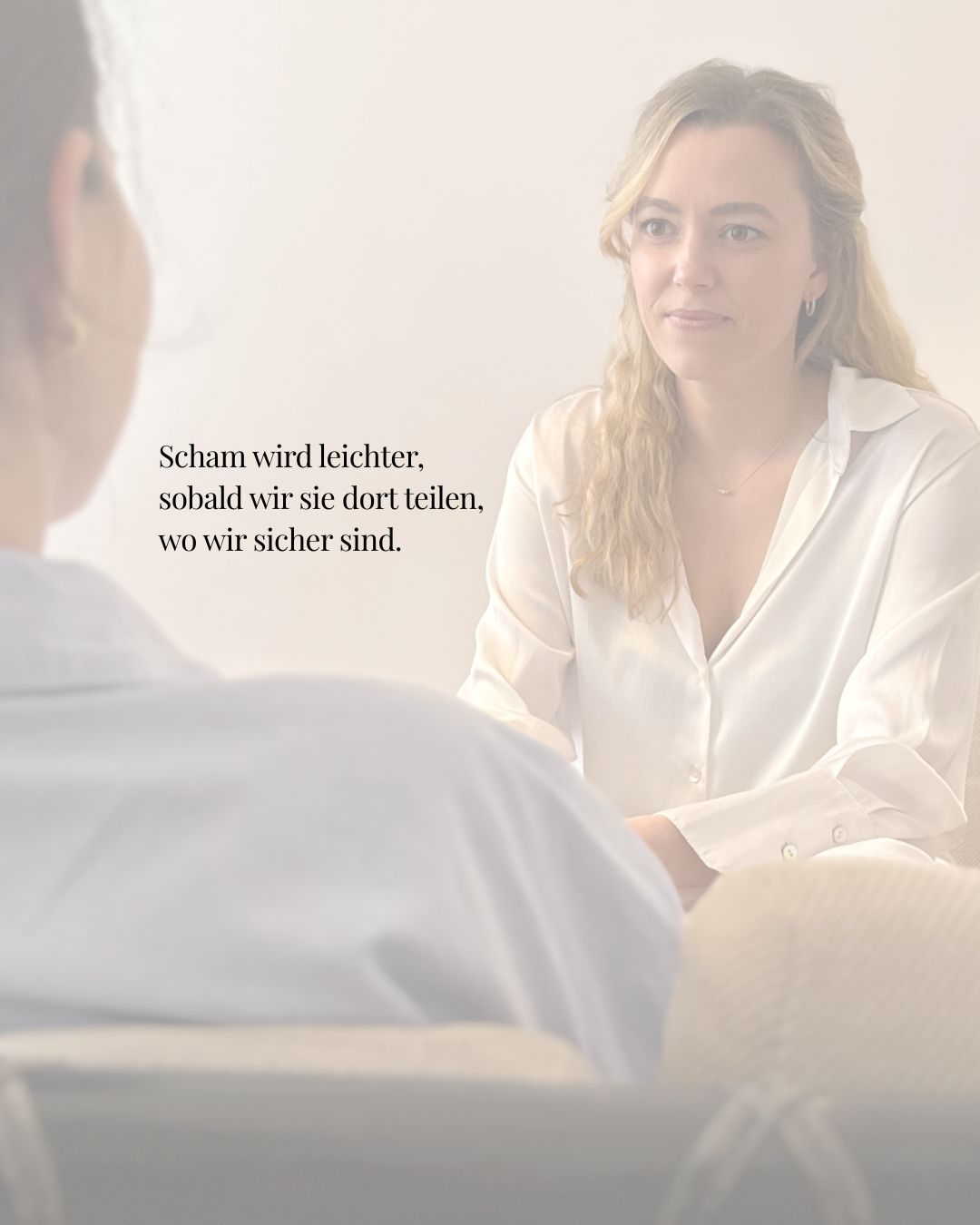 Viele meiner Klient*innen erleben Scham, sobald es um Sexualität geht –
sei es, weil sie ihre Wünsche kaum aussprechen können, weil Lust ausbleibt,
oder weil sie gar nicht wissen, was sie brauchen.
Andere haben das Gefühl, mit ihren sexuellen Schwierigkeiten ‚falsch‘ zu sein.
Doch Scham gehört zu uns allen. Sie lässt uns schweigen und uns verstecken – und genau deshalb taucht sie so häufig in der therapeutischen Arbeit auf.
Und all das ist zutiefst menschlich. Erst, wenn wir beginnen darüber zu sprechen, wird sie weniger.
#sexualtherapie #paartherapie #therapieberlin #intimität #beziehungstipps #mentalhealthgermany #scham #selbstannahme #selbstverbindung #lustundsexualität