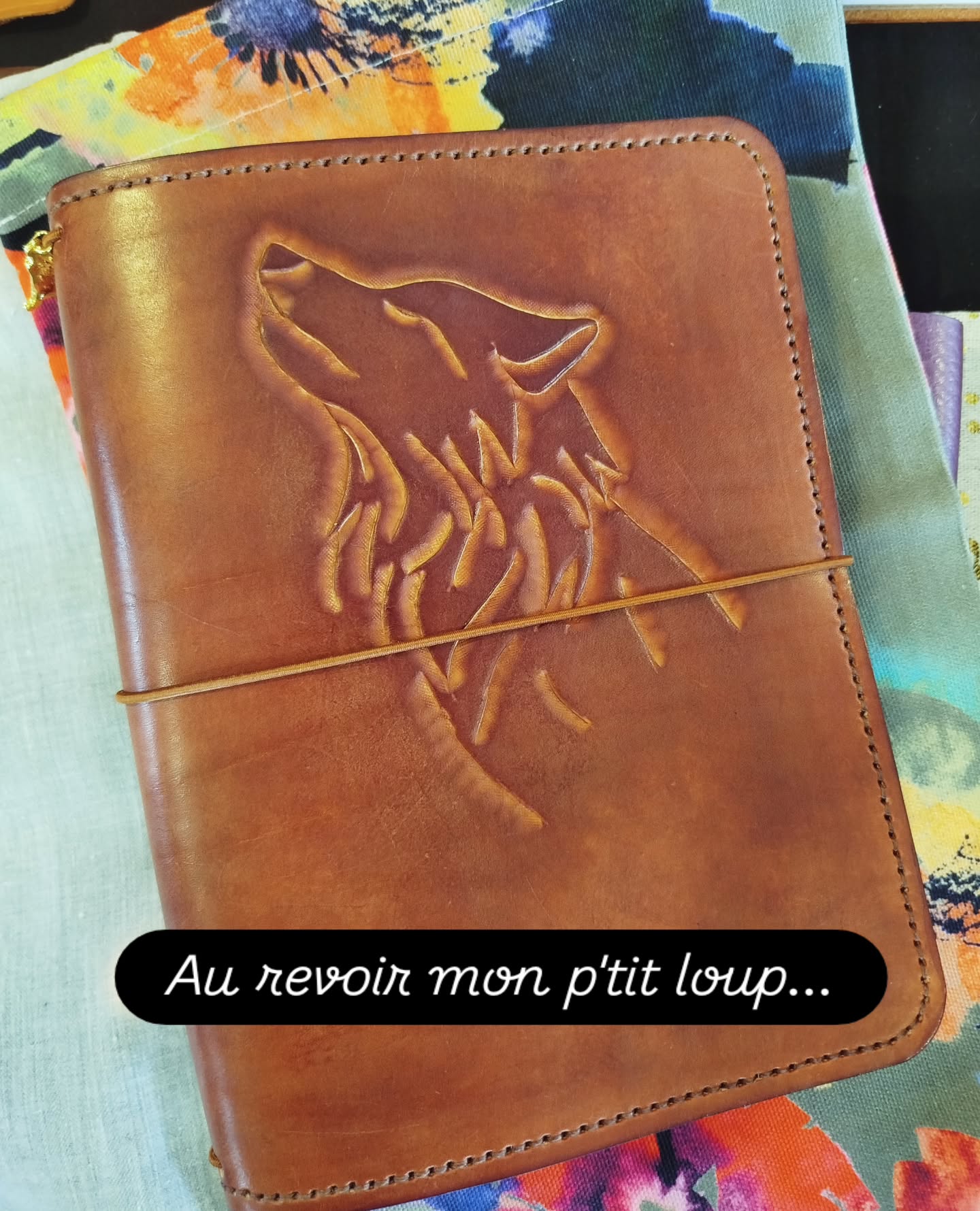 #carnetdevoyage #carnetcuir #cadeaucuir #repoussagecuir