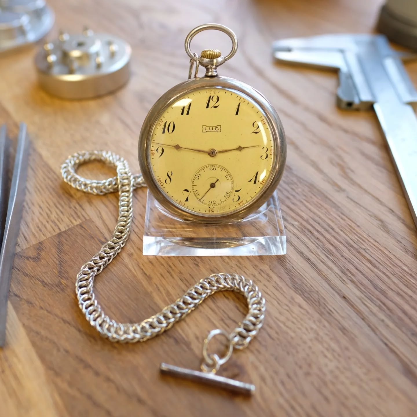 Till salu i verkstaden: LUC fickur. Det som idag är märket Chopard. Boett i silver och handgjord kedja i silver. Fint patinerat skick med helrenoverat urverk. Perfekt till tweedvästen!
Pris 5900:- inkl 2 års garanti.
Vi har öppet hela helgen 22-23 november under Ulva julmarknad. @ulvakvarn #klocka #urmakeri #watch #watchrepairer #pocketwatch #luc #fickur #ulvakvarn #uppsala
