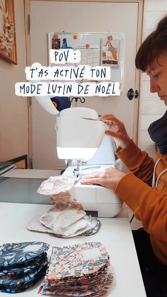 J'ai enclenché mon mode lutin de Noël et mon atelier ressemble maintenant à une ruche en pleine effervescence 🐝
Entre les mètres de tissu, les pluies de bananes et les mille pépites à naîtres, je prépares les marchés comme une sportive de haut niveau (version couture 😅).
Les journées filent à une vitesse folle, mais la passion — elle — reste bien alignée ✨
Bientôt, tous ces trésors cousus avec le cœur rejoindront mon stand pour rencontrer leurs futures propriétaires 💛
C’est intense, c’est joyeux, c’est un joyeux bazar… bref, c’est la saison des créatrices à fond les ballons ! 🚀
#ateliernoon #createurfrancais #faitmainavecamour #sacbanane #preparationmarchedenoel #artisandefrance #slowmade #createurindependant #coulissesatelier #marchedenoel #handmadewithlove