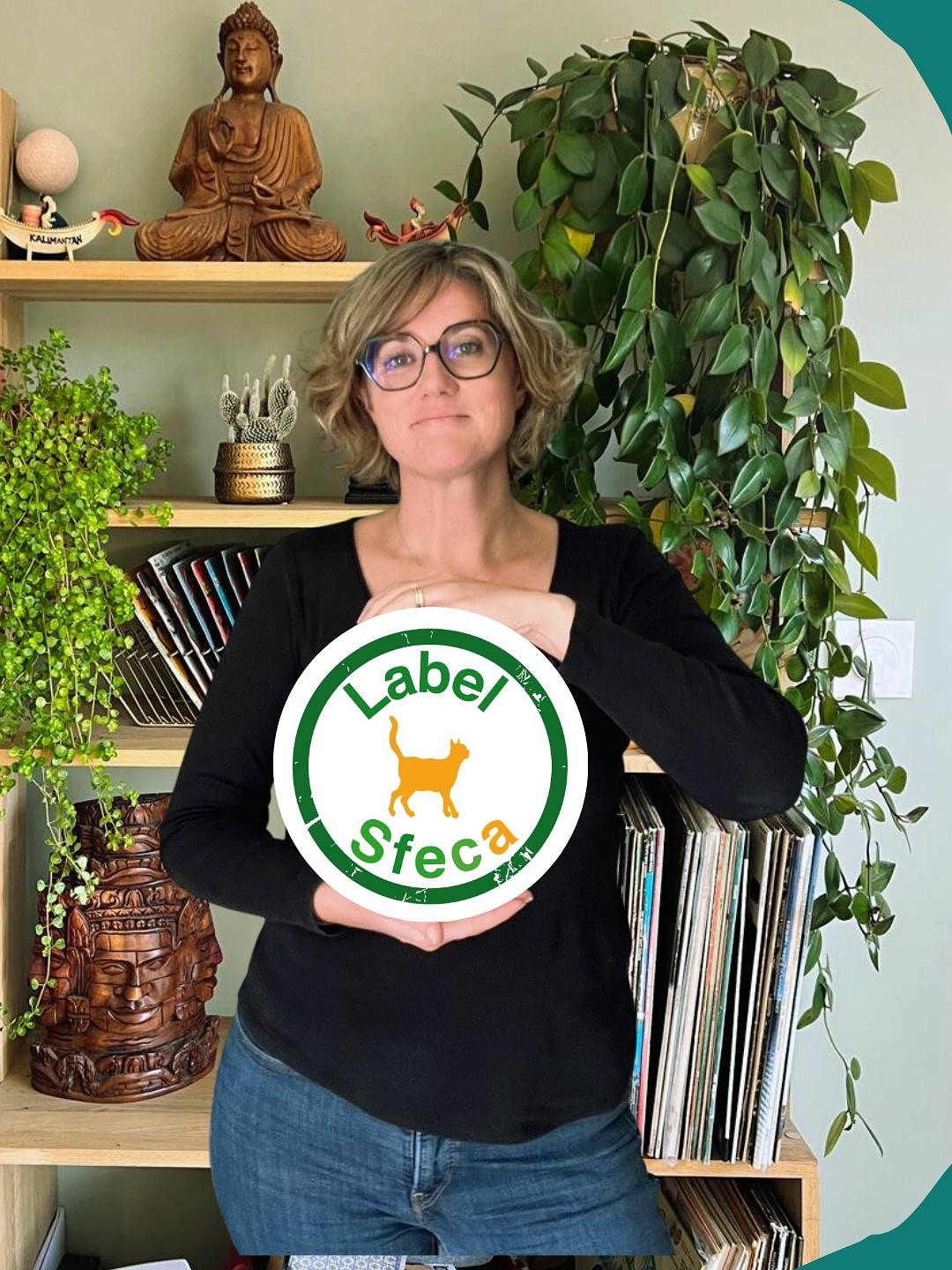 On ne peut pas dire que le métier de comportementaliste félin soit très connu (même s’il y a des progrès !), et il est regrettable de ne pas avoir de formation minimum obligatoire pour exercer (bien sûr, je ne compte pas l’Acaced, qui est juste une blague).
Un grand merci à la SFECA de proposer ce label de qualité et pour sa volonté de garantir une éthique solide et des compétences solides chez les comportementalistes.
#entrechatetmoi #passionchat #astucechat #comportementalistechat #catbehavior - #jaimemonchat #chat #rennesmaville #ethologie #sfeca