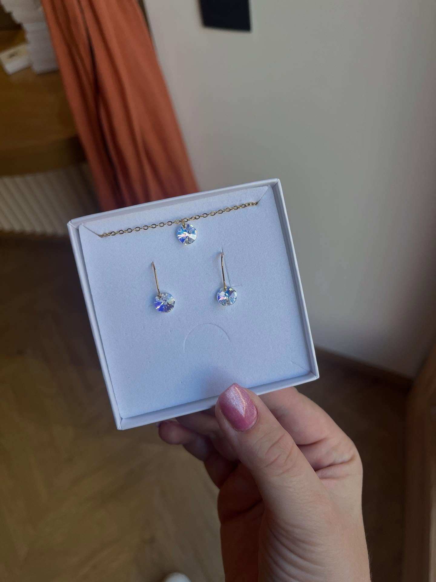 Offrez un bijou pour Noël ! 🎅 🎄
Découvrez nos parures à petit prix, parfaites pour un cadeau élégant et attentionné.
Boucles d’oreilles en acier inoxydable doré ou argenté, bracelets avec pierres ou perles, ou encore notre collier de dos 2-en-1, qui se porte aussi en collier simple…
Le tout fabriqué en France, avec soin et savoir-faire.
🎁 Des idées cadeaux raffinées, authentiques et accessibles pour un Noël tout en douceur.
📍 138 Rue pasteur 74700 Sallanches
📞 06.30.85.50.57
📧 Lesrobesdevictoire@gmail.com
#bijoux #robe #robedemariée #hautesavoie #collier #sallanches #pourtoi #foryou