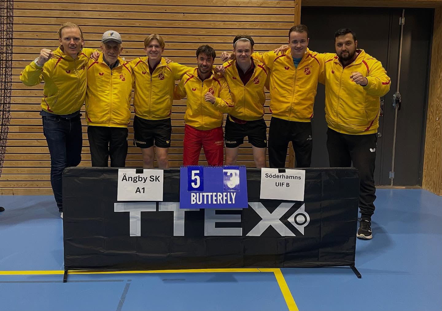 Dubbla vinster i Superettan! VĂ„rt A-lag besegrar Söderhamns UIF med 5-3 i en mycket jĂ€mn match dĂ€r vi hade marginalerna med oss denna gĂ„ng, sĂ„ledes fortsatt serieledaređȘ. VĂ„rt B-lag mötte Norrtull och lyckades vinna med 5-4 efter vinst i avgörande dubbeln, starkt jobbat!
NĂ€sta omgĂ„ng i Superettan spelas den 13-14 december dĂ„ vĂ„rt A & B-lag möts i ett dubbelmöte đ«Łđ.