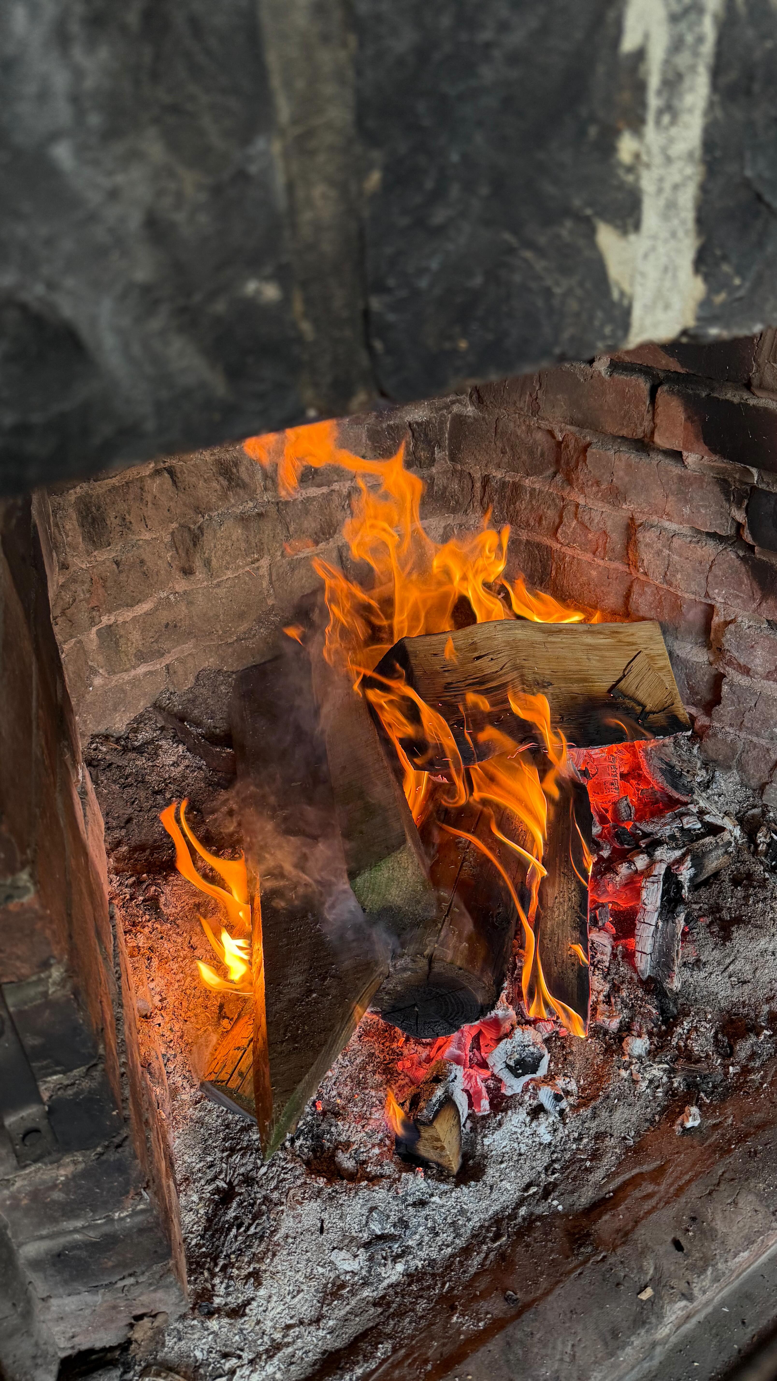 I choose a slow life.
Soft light • fresh juice • forest stillness • fireplace nights • sauna & wellness.
A house built for calm.
Maison Oscar, Rochefort.
Bookings & info via link in bio.