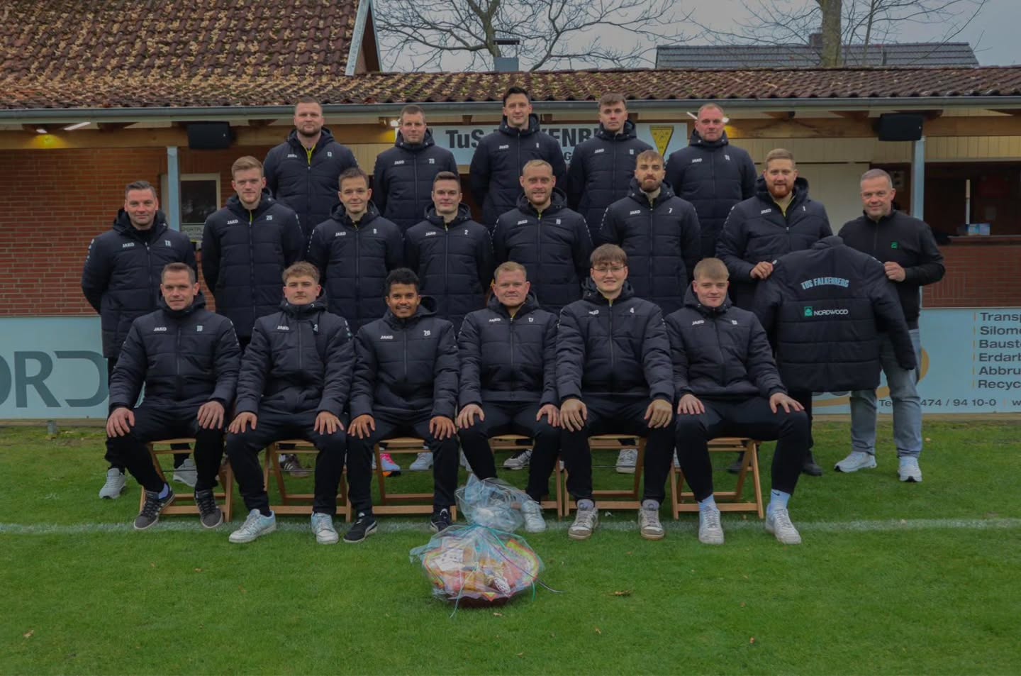 Als Drittes möchte sich die 1. Herren bei Christoph Rolfes und seiner Firma Nordwood bedanken!
Christoph hat seine ehemaligen Schützlinge mit neuen Stadionjacken ausgestattet – damit sind wir jetzt perfekt für jedes Wetter gerüstet.
Vielen Dank, Christoph! Schön, dass du uns auch heute noch so tatkräftig unterstützt.