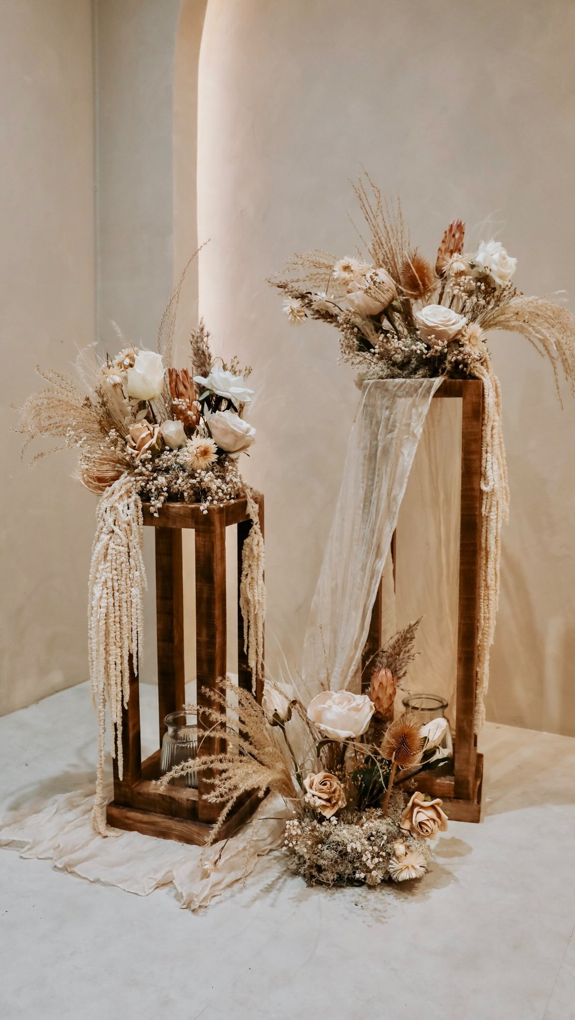 We loved creating these little dried flower displays ready for a sweetheart top table set-up! 🤍
These mini arrangements are so versatile - they’re perfect for lining your aisle, adding some extra detail around your top table, or dressing your signage to make it really stand out.
Simple, natural and so effective ✨
If you’d like to chat about dried flowers for your day, drop us a message. We’d love to help bring your ideas to life!
#weddingdecor #wedding #EcoFriendlyWeddings #bohoweddingdecor #tableware #weddingflowers