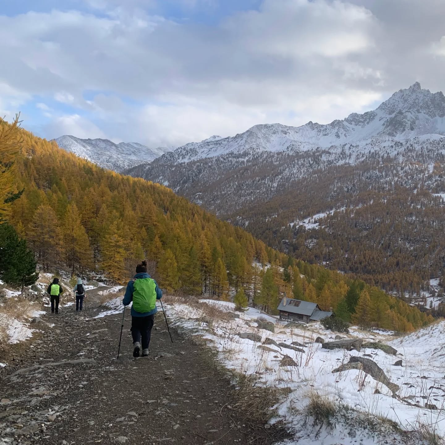 🍂 De Passagetocht van oktober 🍁
Wat een bijzondere week... De overgang van herfst naar winter was voelbaar in alles: het landschap dat veranderde, de stilte die dieper werd — en ook vanbinnen voltrokken zich prachtige processen. 💫
We mochten lachen én huilen, spiegels zien in elkaar en in de natuur. 🪞🌲
Zoveel flexibiliteit, groeikracht en oprechte verbondenheid. 🧡🙏
✨ Ook zin om dit eens te ervaren?
Welkom op de Passagetocht van januari (24/01/2026 – 31/01/2026).
Er zijn slechts enkele plekken vrij!
👉 Vraag een gratis kennismakingsgesprek aan via www.passagetochten.fr
of stuur een bericht via mail of chat. 💌
Dankjewel aan de deelnemers om deze tocht zó mooi te maken. Dankjewel aan mijn cotherapeut @sophieboddez voor de heerlijke samenwerking én deze prachtige foto. 😍
#passagetochten #natuurcoaching #persoonlijkegroei #verbondenheid #herfstnaarwinter #innerlijkereis #stilte #reflectie #natuur #zingeving #nofilter #outdoorpsychologe