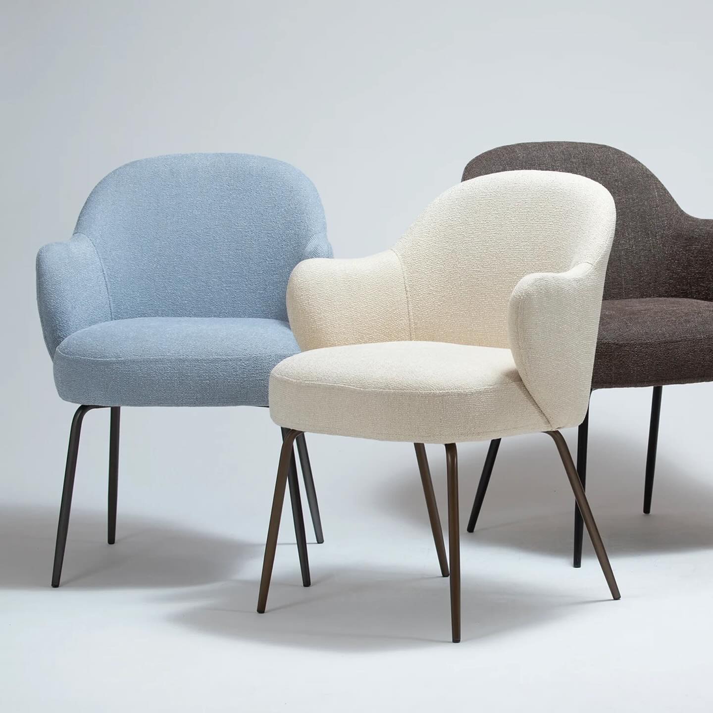 Dan‑Form uus BAE tool on täiuslik kombinatsioon mugavusest, elegantsist ja funktsionaalsusest. Tool kutsub istuma, pakkudes samas tugevat karakterit igasse interjööri – olgu see luksuslik kodu, kontor või boutique-hotell.
Disainitud Morten Georgseni poolt.
Uuri lisa meie kodulehelt