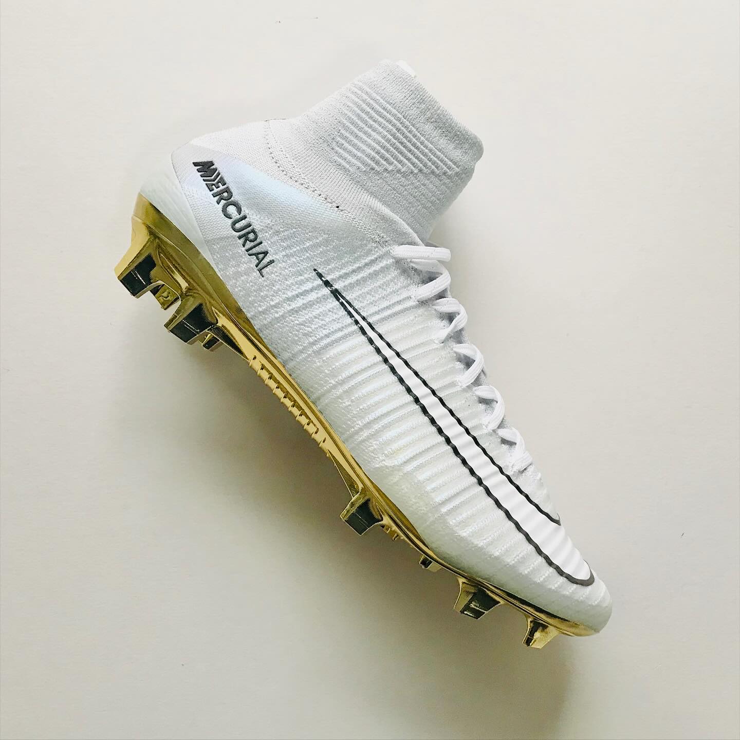 Victory never looked so clean.
Cristiano Ronaldo’s “Vitórias” Superfly SE celebrates his goals, trophies, and true dominance — wrapped in pure platinum with a subtle metallic fade and gilded gold soleplate. The heel says it all: “Vitórias” — Portuguese for victories. 👑
Limited to just 777 pairs worldwide.
Own a piece of CR7 history.
#CR7Vitórias #NikeMercurial #RareBoots #CollectorEdition #BootsFinder #CR7Collection #SpeedBoots #FootballBootCollector #MercurialLegacy