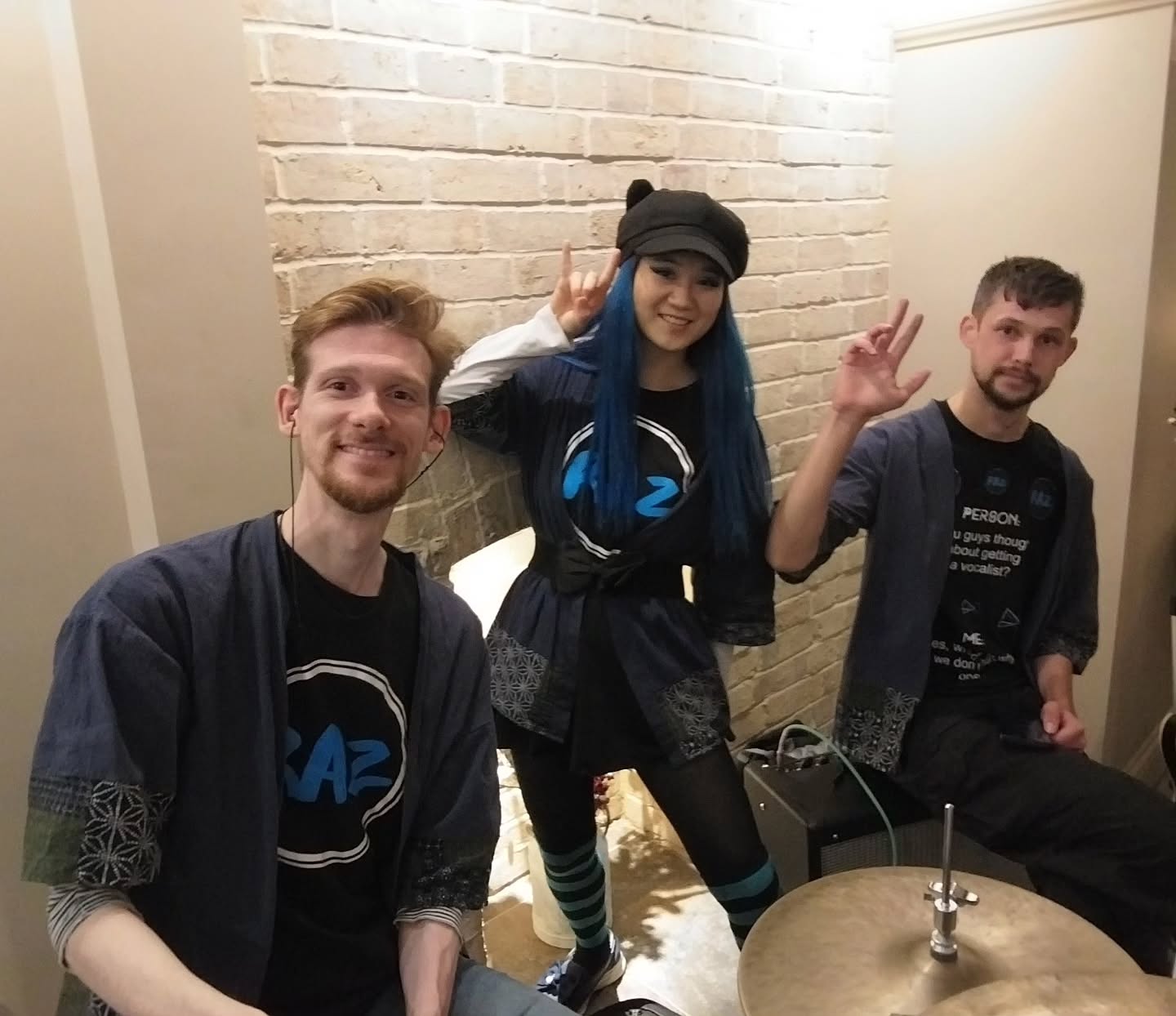 @razbanduk gig at the Overdraft bar last Saturday, really cool, place used to be a bank, one of the staff members should us the orginal vault, which we stored our very valuable instrument cases! Haha
@dangoldstoneguitar
@peralalalala
#giggingmusician #giggingdrummer #gig #gigging #music #musican #trio #band #bar #livemusic #essexdrummer #essex