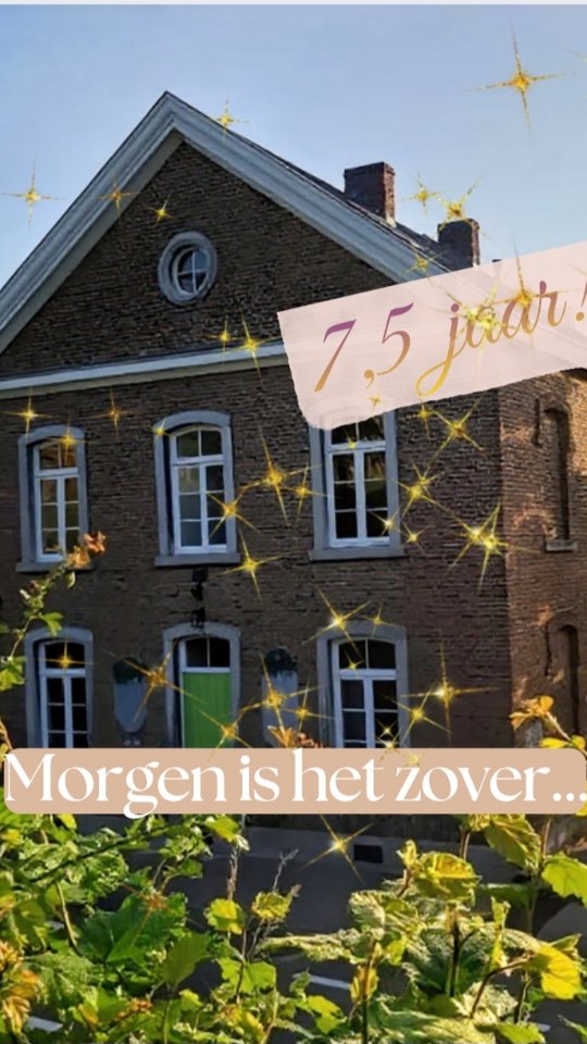 Morgen is het zover, we kijken er enorm naar uit je te zien bij Mille Fleurs!
Van 15.00 tot 20.00 uur vieren we ons 7,5-jarig jubileum van Mille Fleurs Apartments, waar luxe, natuur en cultuur elkaar ontmoeten. We openen onze deuren voor een bijzondere middag en avond vol kunst, cultuur en gezelligheid. Ontdek de prachtige werken van Miriam Meertens, geniet van de smaken van Restaurant Café Modern, en laat je verrassen door muziek en ontmoetingen.
Praktisch:
Adres
St. Pieterstraat 40, 3792 St.-Pieters-Voeren
Parkeren
Mochten onze parkeerplekken vol zijn, dan adviseren wij om je auto op het kerkplein van St.-Pieters-Voeren te zetten.
Aanmelden
Stuur ons een DM of mail naar info@millefleurs.be
De deur staat open voor jou, voor kunst, voor een bijzondere borrel. Zien we je morgen?
#MilleFleursApartments #KunstEnNatuur #MiriamMeertens #Voerstreek #Jubileum