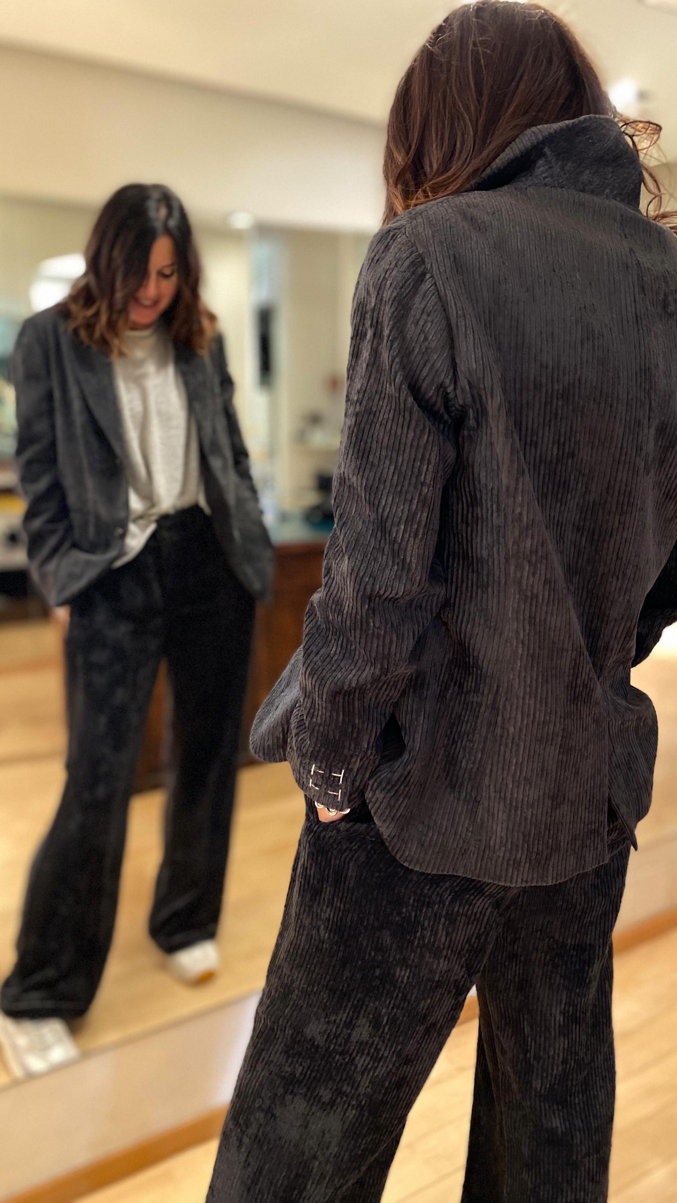 Questo meraviglioso completo, indossato un po’ alla maschile, con la camicia… stupendo!
Vi piace?
Giacca @alysiofficial €435
Pantalone €295
Camicia @weekendmaxmara €239
#completodonna #atelier51 #bogliasco #abbigliamentodonna #luxuryfashion #modagenova #ootd