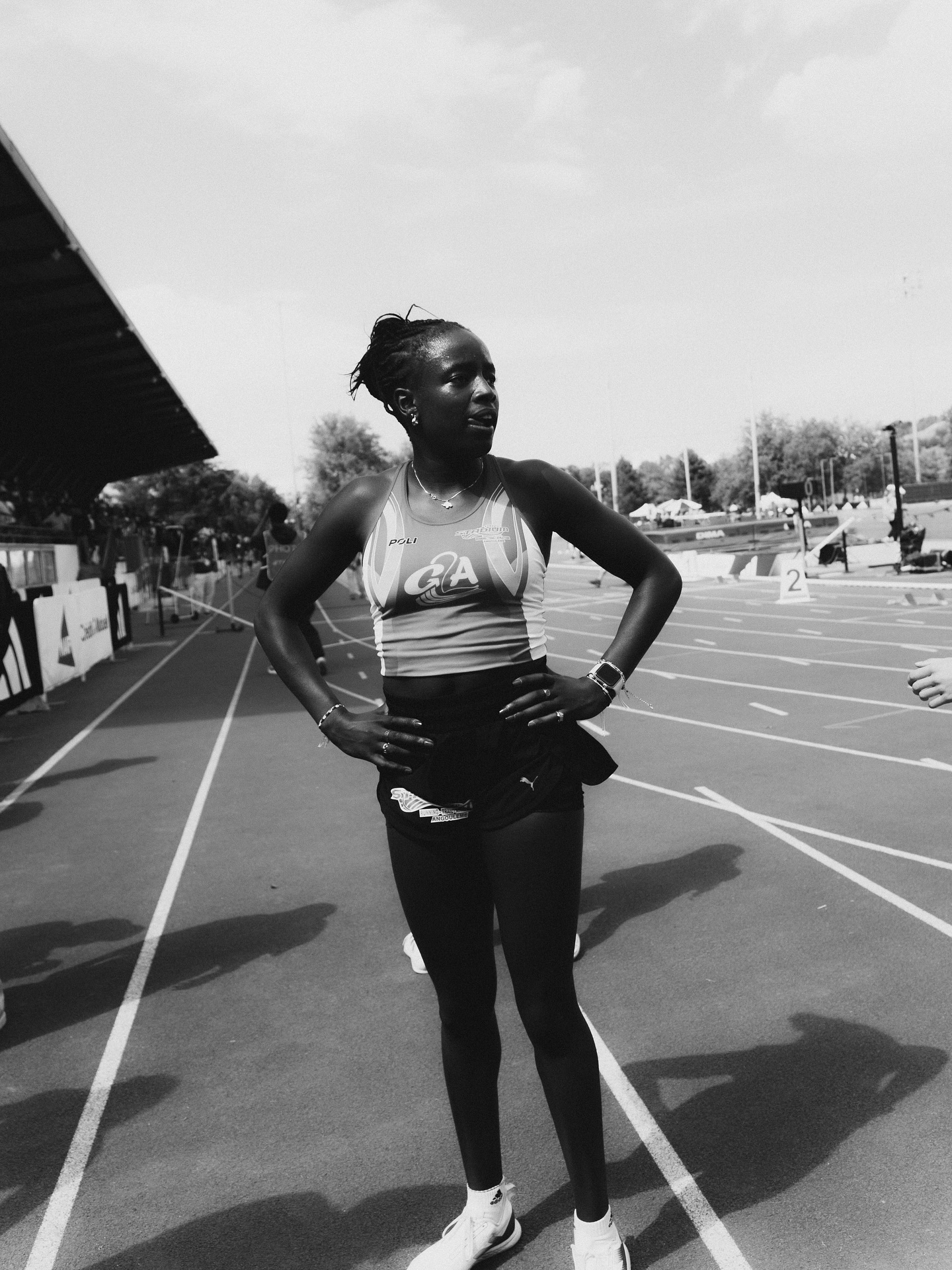 🧠 Une séance qui a fait tilt.
Il arrive souvent qu’un athlète vise le haut niveau,
tout en gardant, sans s’en rendre compte, une peur bien cachée…
Par exemple, la peur que devenir athlète pro signifie s’isoler, un trop plein de sport, ou perdre du plaisir à s’entraîner et ne faire plus que ça.
Alors une partie de soi avance, et une autre retient juste assez pour ne pas aller “trop loin”.
Un peu comme si le mental gardait un pied sur le frein.
Et puis il y a le fameux plan B. Celui qui semble rassurant… mais qui, inconsciemment, envoie un message : “Le plan A, c’est peut-être risqué.”
Quand cette croyance est mise en lumière,
tout devient plus clair.
Le regard sur le projet change, et l’engagement devient plus fluide, plus entier.
Parce que parfois, ce n’est pas la peur d’échouer qui bloque… c’est la peur de réussir vraiment. 🌱
Tant que certaines croyances restent dans l’ombre, elles dirigent nos actions sans qu’on s’en rende compte.
Les mettre en lumière, c’est déjà commencer à les transformer.
Si toi aussi tu veux découvrir la préparation mentale, va dans ma bio pour prendre rendez-vous, ça pourrait vraiment changer tes perfs et ton quotidien ☺️
📸 Image d’illustration – l’athlète présenté n’est pas celui/ celle du cas décrit.