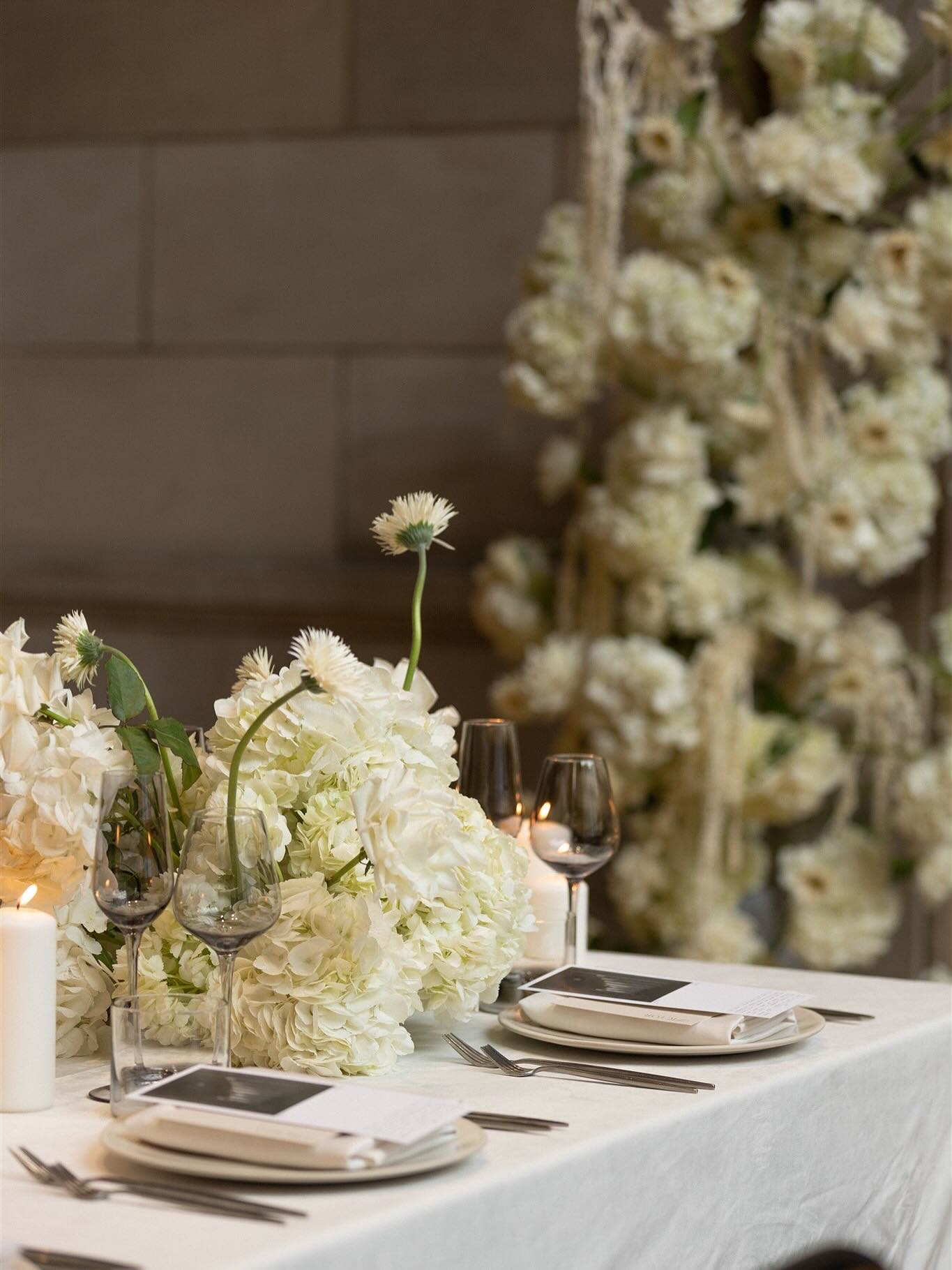 On aime cette table sous tous ses angles 😍
We love this table from every angle 😍
Planification et design : @erikaco.events
Photographe : @myriammenardphoto
Vidéaste : @karafilms
Lieu réception : @crewcollectivecafe
Traiteur : @hbevenement
Fleurs : @oxide_design_floral
Location : @celebrationsgroup
Robe de mariée : @dreamityourselfmontreal
Bijoux : @yasminerosedesigner
Costume : @montreal_blandindelloye
Maquillage : @makeuparie
Coiffure : @atelierlavande
Papeterie : @whitewillowpaperco
Tenues des invités : @maisonlprn
Mannequins : @emamodels @mel.roy & @vincenttremblay