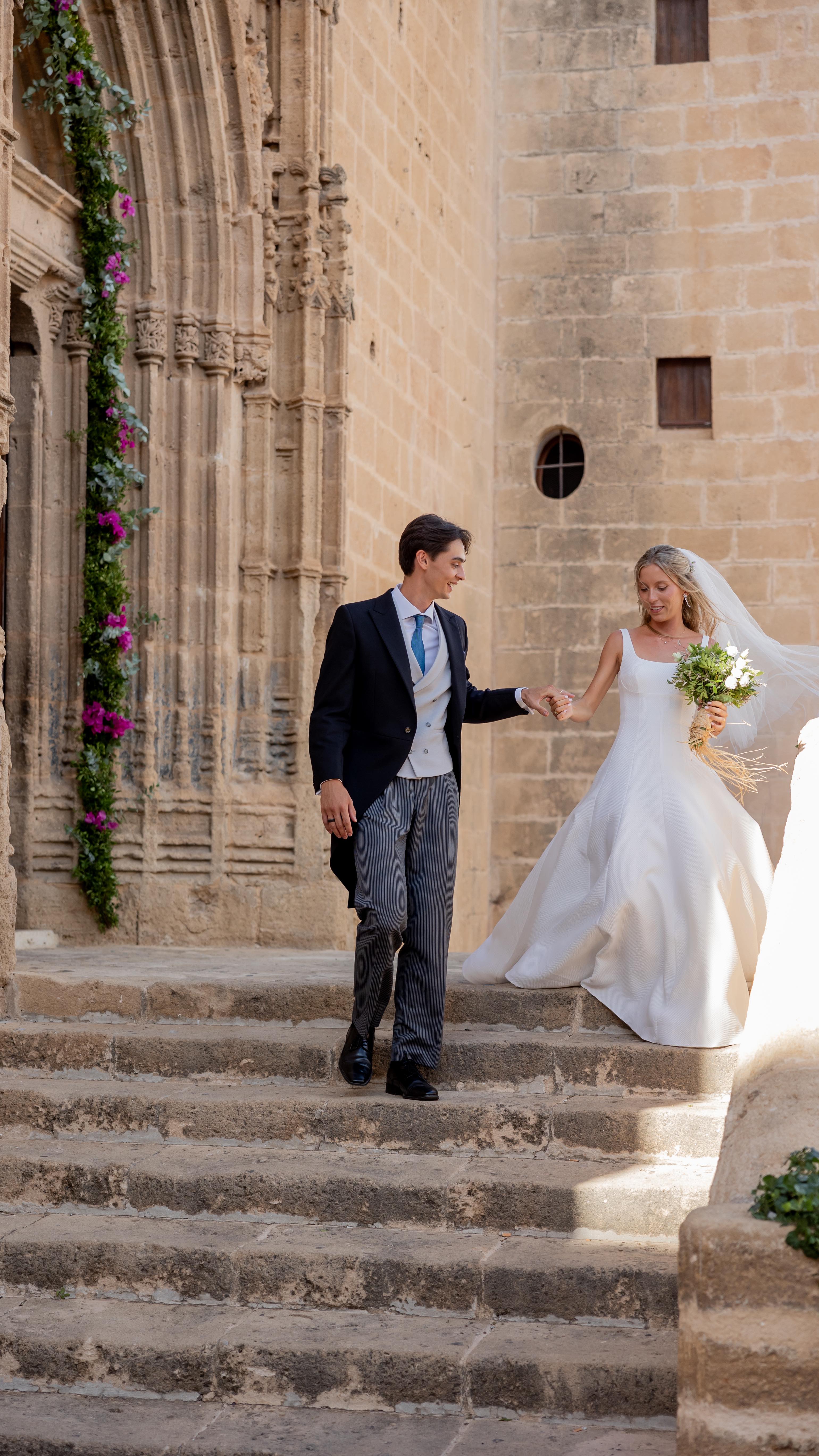 Daniela & Daren 💫
Feeling thankful for witnessing and capturing this day. Their love radiates pure happiness, genuineness, and profound bond 🤍 @danielazuazo @daren_davison11
.
.
@casa_santonja_oficial
@latartanabodasyeventos
@rosa_clara
@dimitra_make_up_javea
@cenvalmusic
@mibodaenmehari
@cocottecatering
@blackglittercoverband