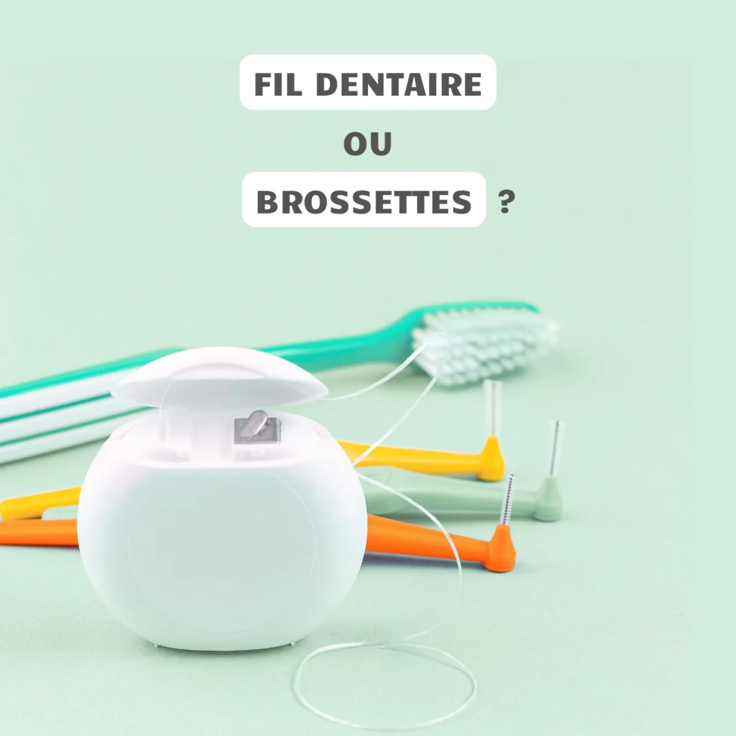 Privilégiez le fil dentaire !
Pourquoi ?
✅ C'est le seul qui passe dans la vraie zone interdentaire
✅ Il longe parfaitement chaque dent sans abîmer la gencive
✅ Il prévient efficacement les caries proximales (aussi appelées "jumelles” ou “inter-dentaires”)
✅ Aucun risque d'abîmer vos tissus gingivaux
Alors que les brossettes :
❌ Ne passent pas dans la zone interdentaire (là où se forment 85% des caries)
❌ Écrasent la papille gingivale qui ne repousse plus
❌ Peuvent créer des "triangles noirs" inesthétiques à long terme
❌ Le bout métallique blesse et fait saigner
Quand l'utiliser ? Avant le brossage, pour que le fluor du dentifrice pénètre mieux entre vos dents.
Prenez le temps d'apprendre la bonne technique, vos dents vous remercieront !
.
.
.
#Roddeassocies #Fildentaire #Brosseadent #Hygienedentaire #Conseil #Dentiste #Dentist #Cabinetdentaire #Luxembourg
