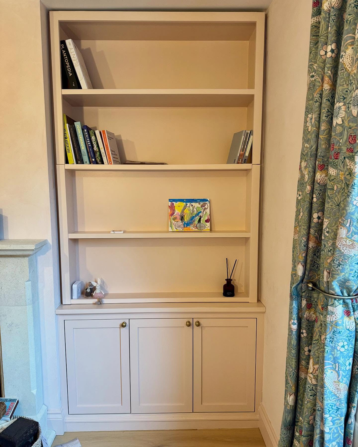 I'm really proud of this one, it's been all painted up and looking lovely. It was the clients idea to somehow hide the tv within an alcove unit and after a bit of head scratching we made it work. The television being on a mount means it can pull right out for unobstructed views and then be folded away within seconds. Like it was never there! Again I'm very lucky to get to work for the nicest people making some cool things, lovely stuff #carpentry #carpenter #joinery #joiner #bespokecabinetry #cabinet #cabinetry #cabinetmaking #frontroom #livingroom #television #alcove #bespoke #bespokestorage #storage #storagesolutions #shelves #bathuk #bath #somerset
